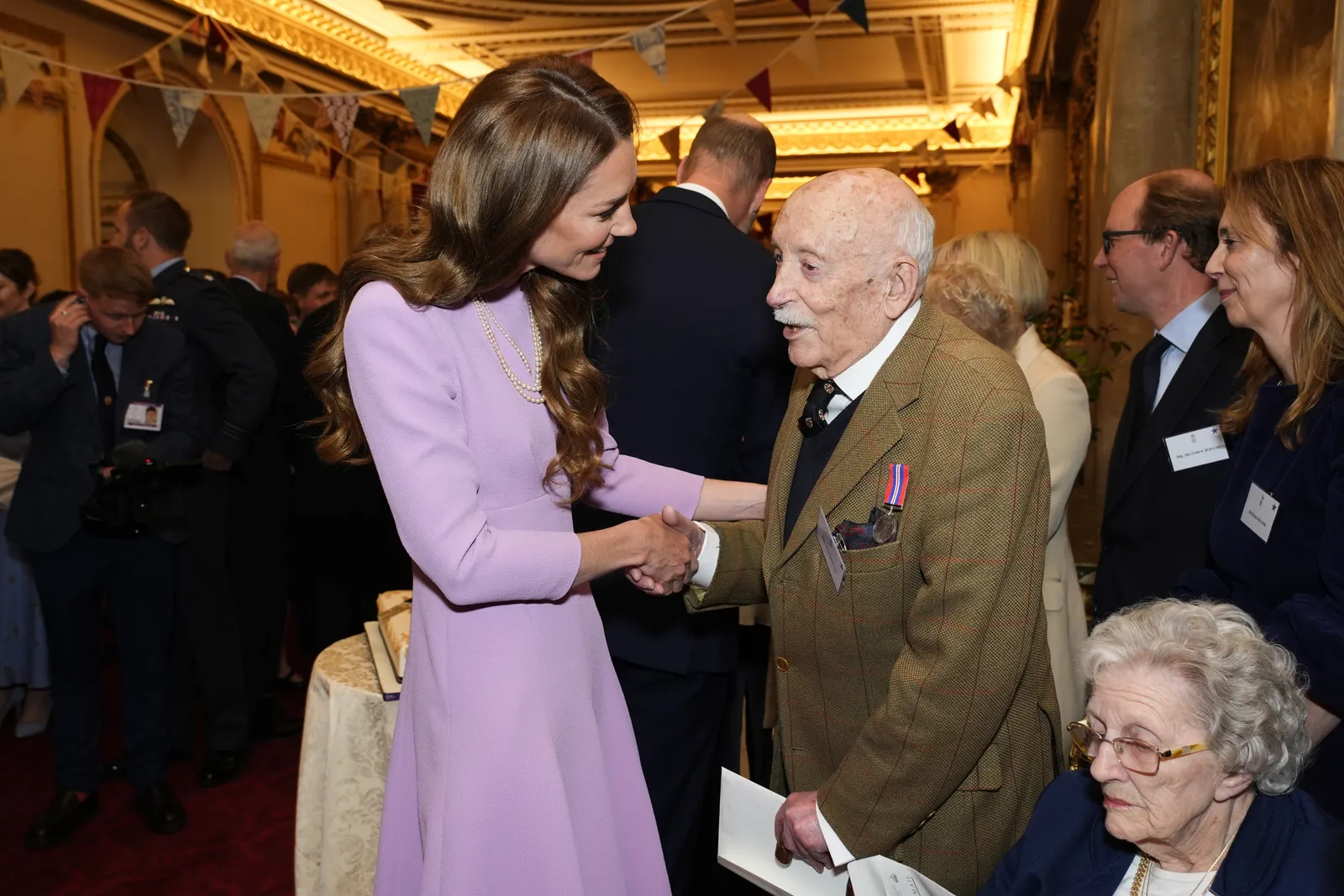 L'image peut contenir une personne Accessoires pour adultes Bijoux Collier Partie du corps Main Visage Tête Vêtements et manteau