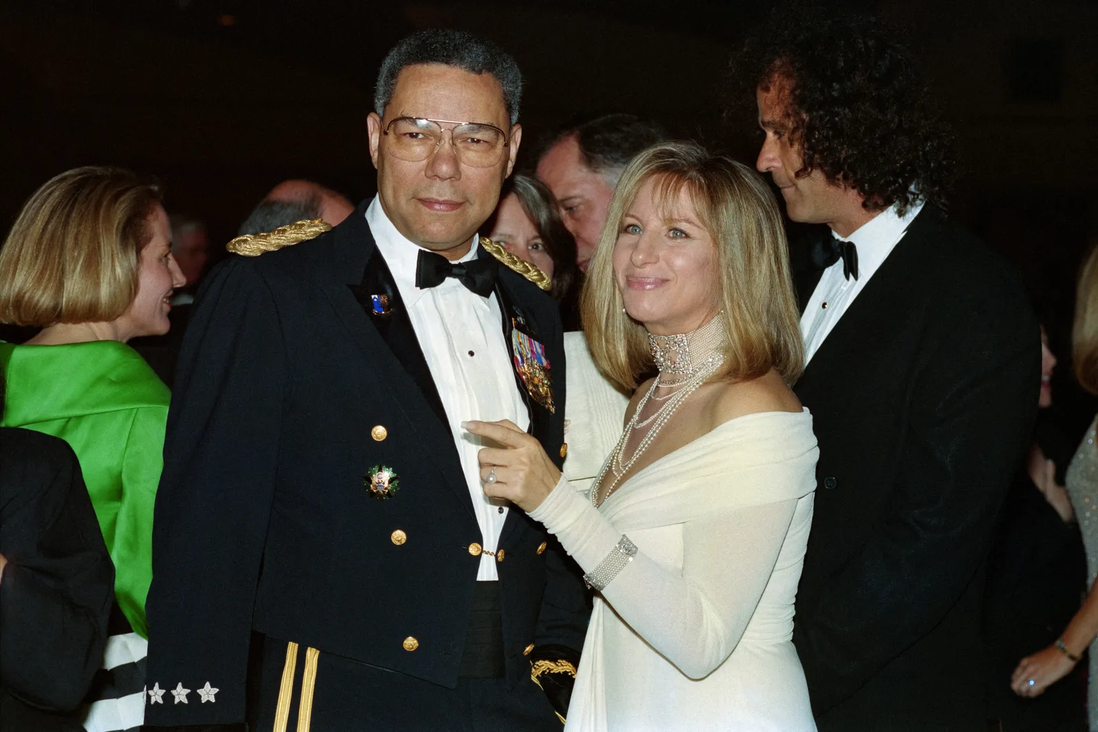 L'image peut contenir Colin Powell Barbra Streisand Djamel Laroussi Blazer Vêtements Manteau Veste Visage Tête et personne