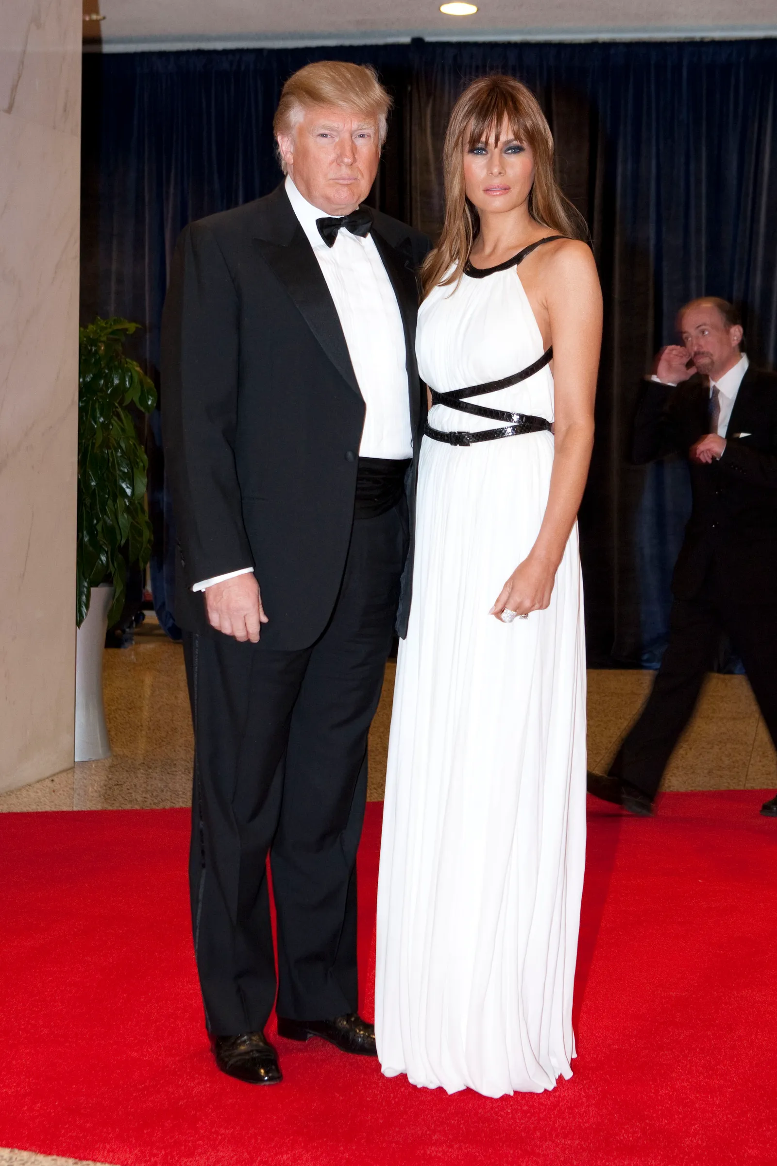 L'image peut contenir Donald Trump Melania Trump Vêtements de mode Tenue de soirée Costume Adulte Accessoires et cravate