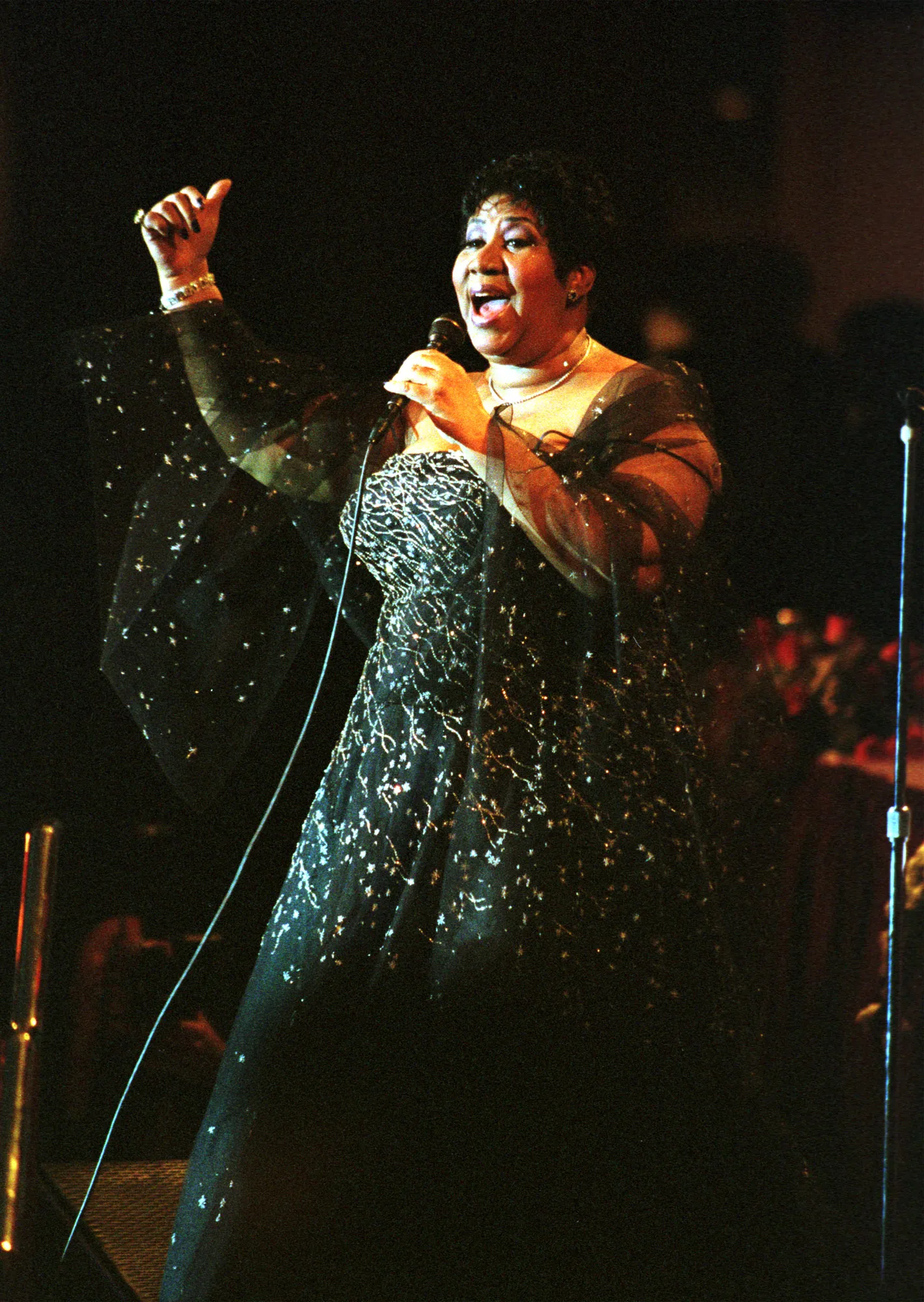 L'image contient peut-être Aretha Franklin Interprète Personne Performance solo Adulte Mariage Activités de loisirs et musique
