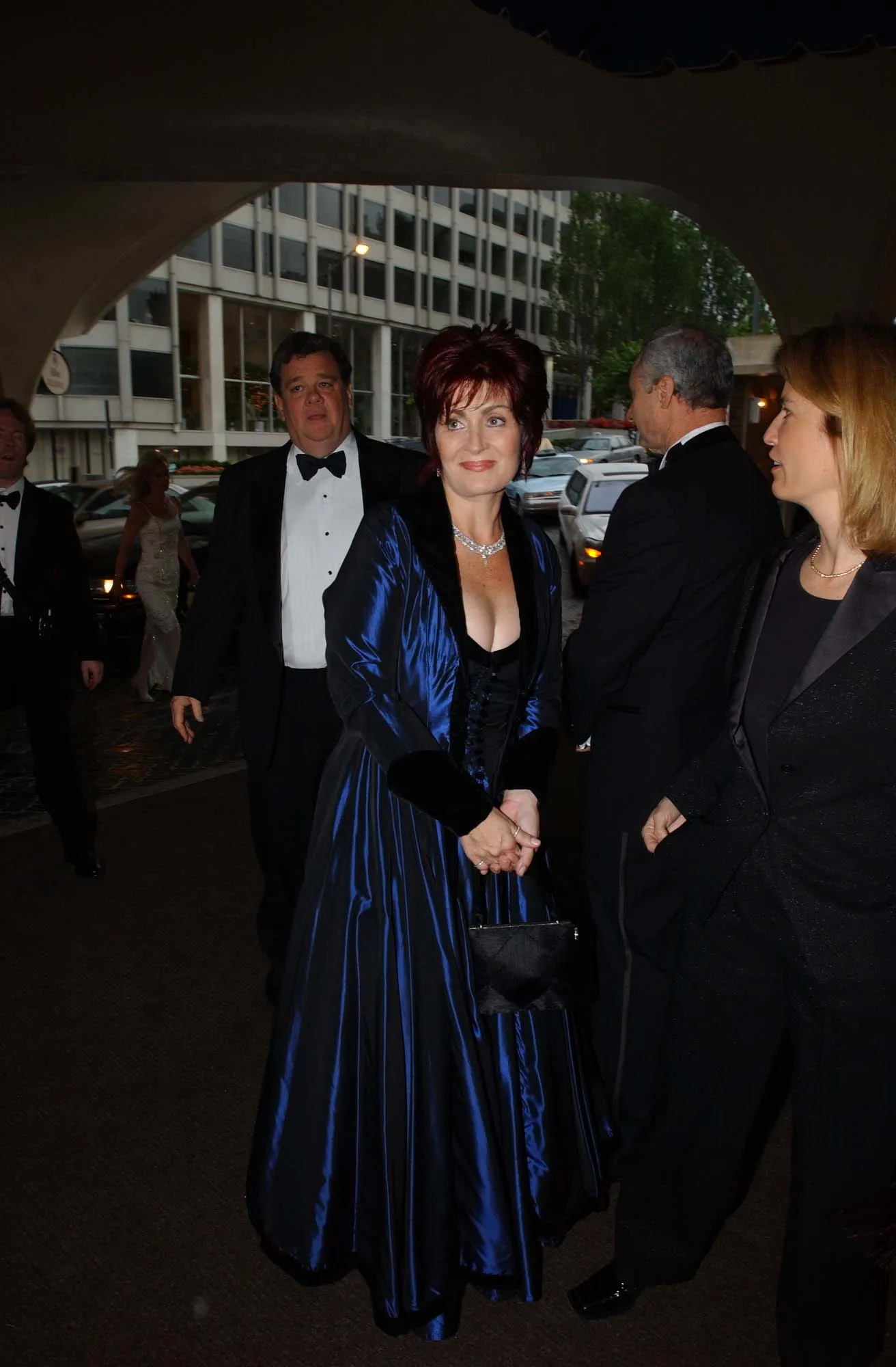 L'image peut contenir Greta Van Susteren Sharon Osbourne Marcus Weinberg Vêtements Tenue de soirée Costume Smoking et Blazer