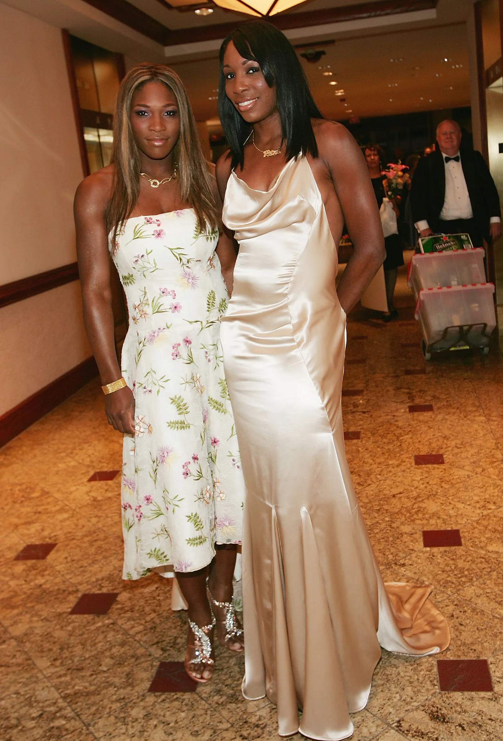 L'image peut contenir Venus Williams Serena Williams Vêtements Robe Personne adulte Mariage Accessoires de mode et sac