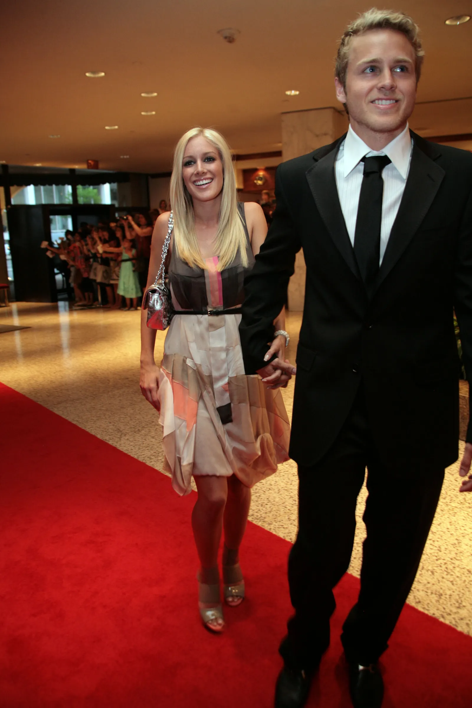 L'image peut contenir Spencer Pratt Heidi Montag Mode Blazer Vêtements Manteau Veste Personne adulte Vêtements de cérémonie et costume