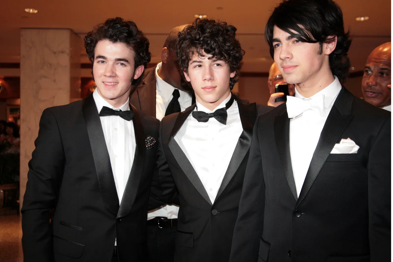 L'image peut contenir Nick Jonas Kevin Jonas Joe Jonas Vêtements Tenue de soirée Costume Smoking Accessoires Cravate et Adulte