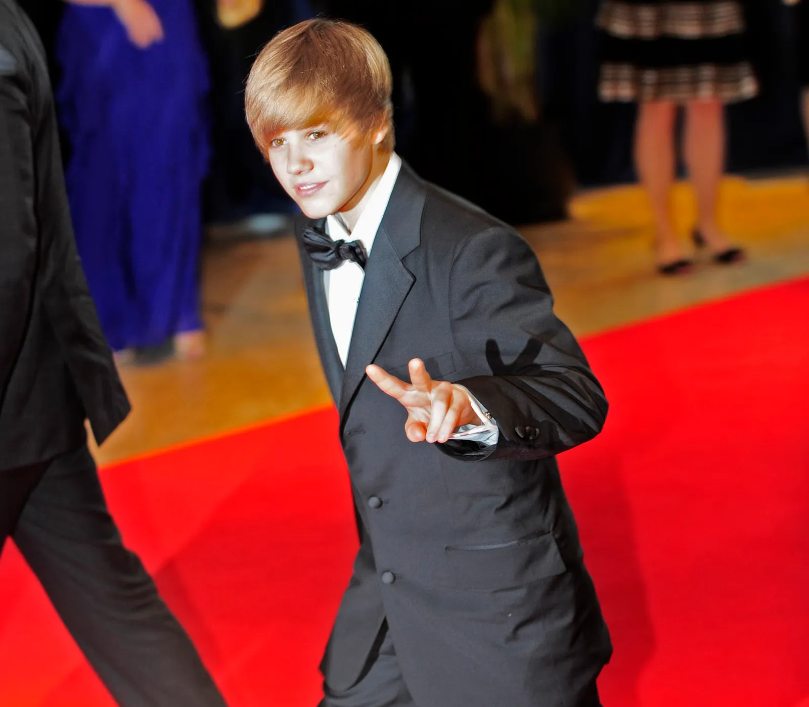 L'image peut contenir Justin Bieber Mode Vêtements Tenue de soirée Costume Enfant Personne Visage Tête et Première