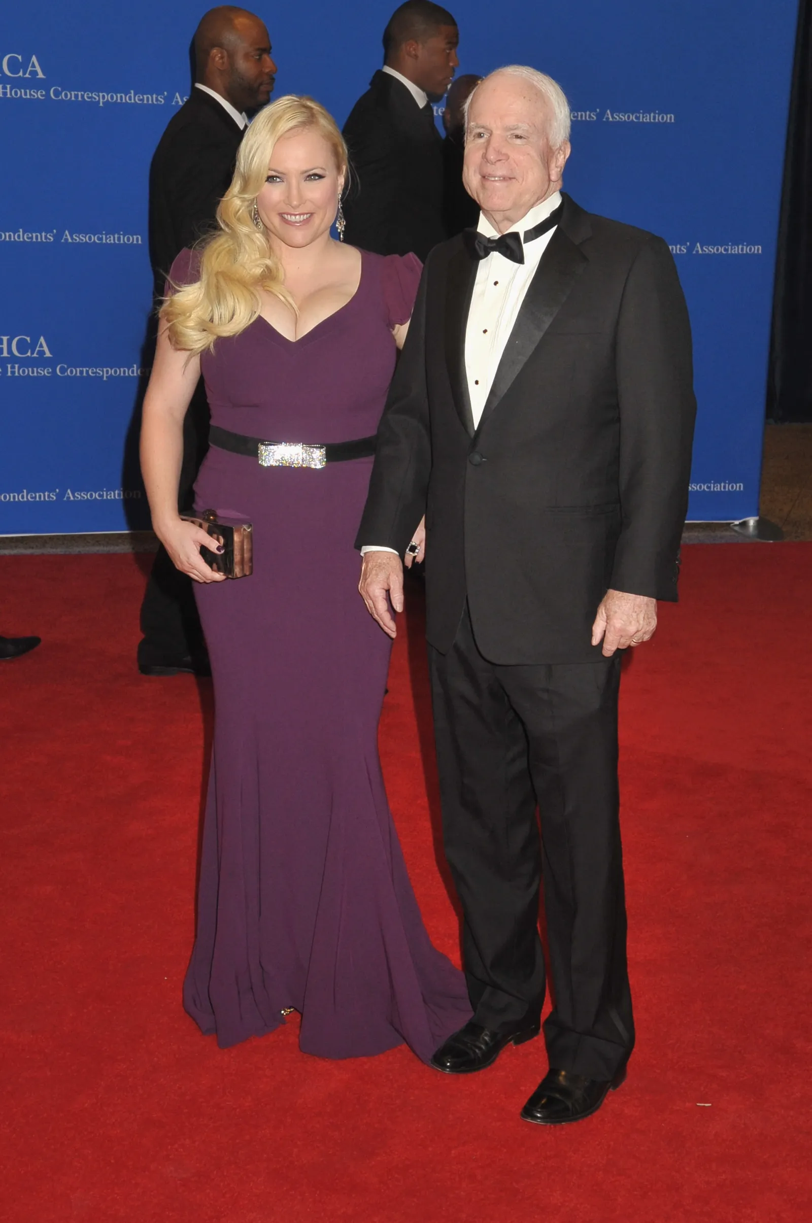 L'image peut contenir John McCain Meghan McCain Jam Master Jay Jacoby Ford Première de mode Personne adulte et tapis rouge