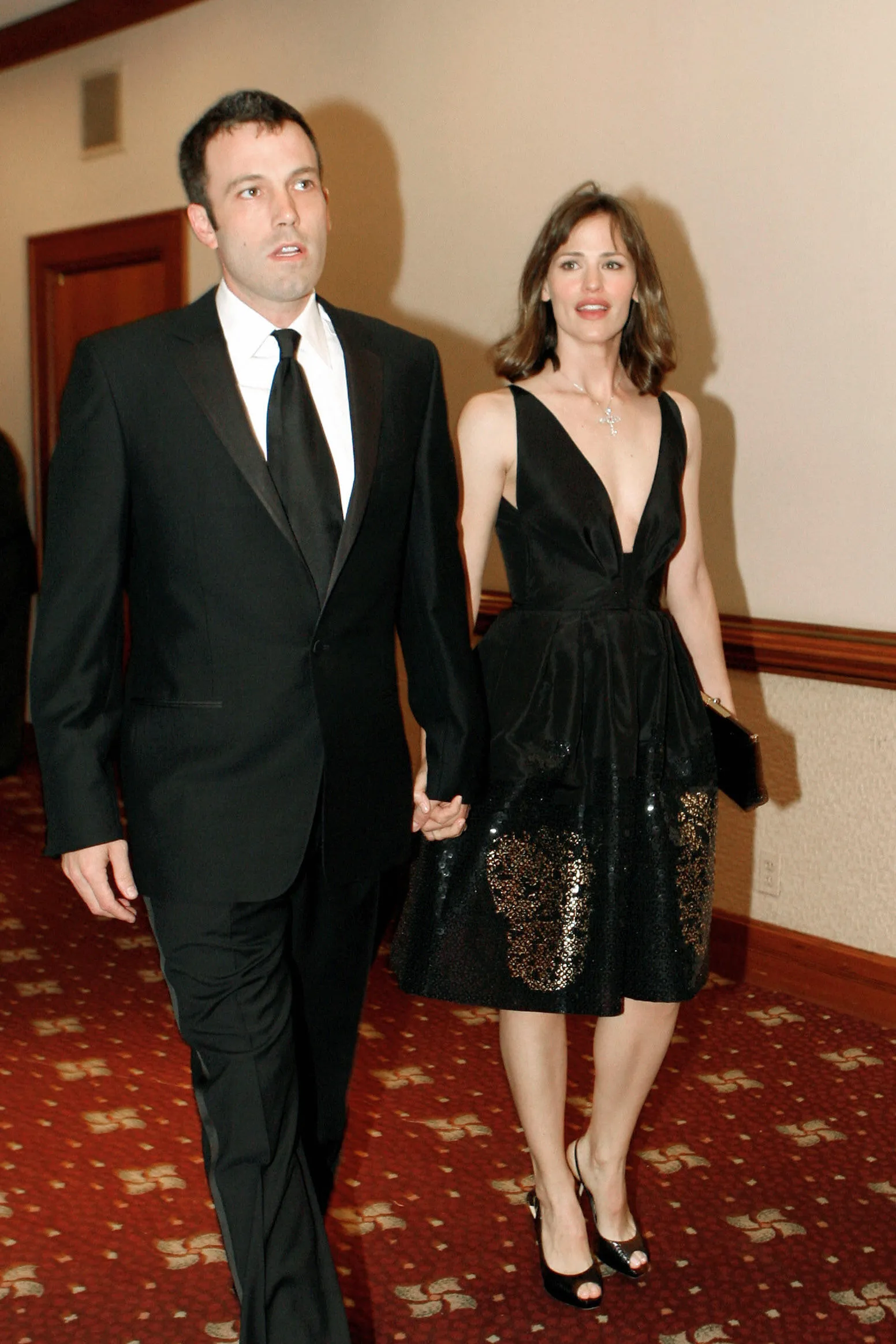 L'image peut contenir Ben Affleck Jennifer Garner Vêtements Tenue de soirée Costume Blazer Manteau Veste Mode et Adulte