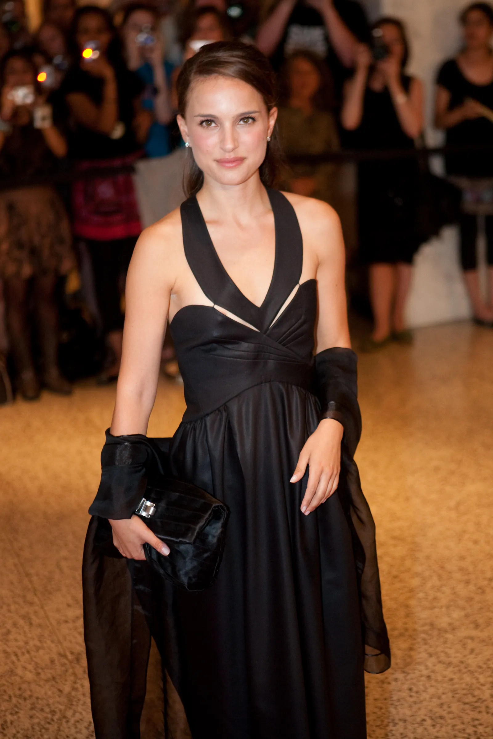 L'image peut contenir Natalie Portman Vêtements Robe Robe de soirée Tenue de soirée Mode Adulte Personne et robe