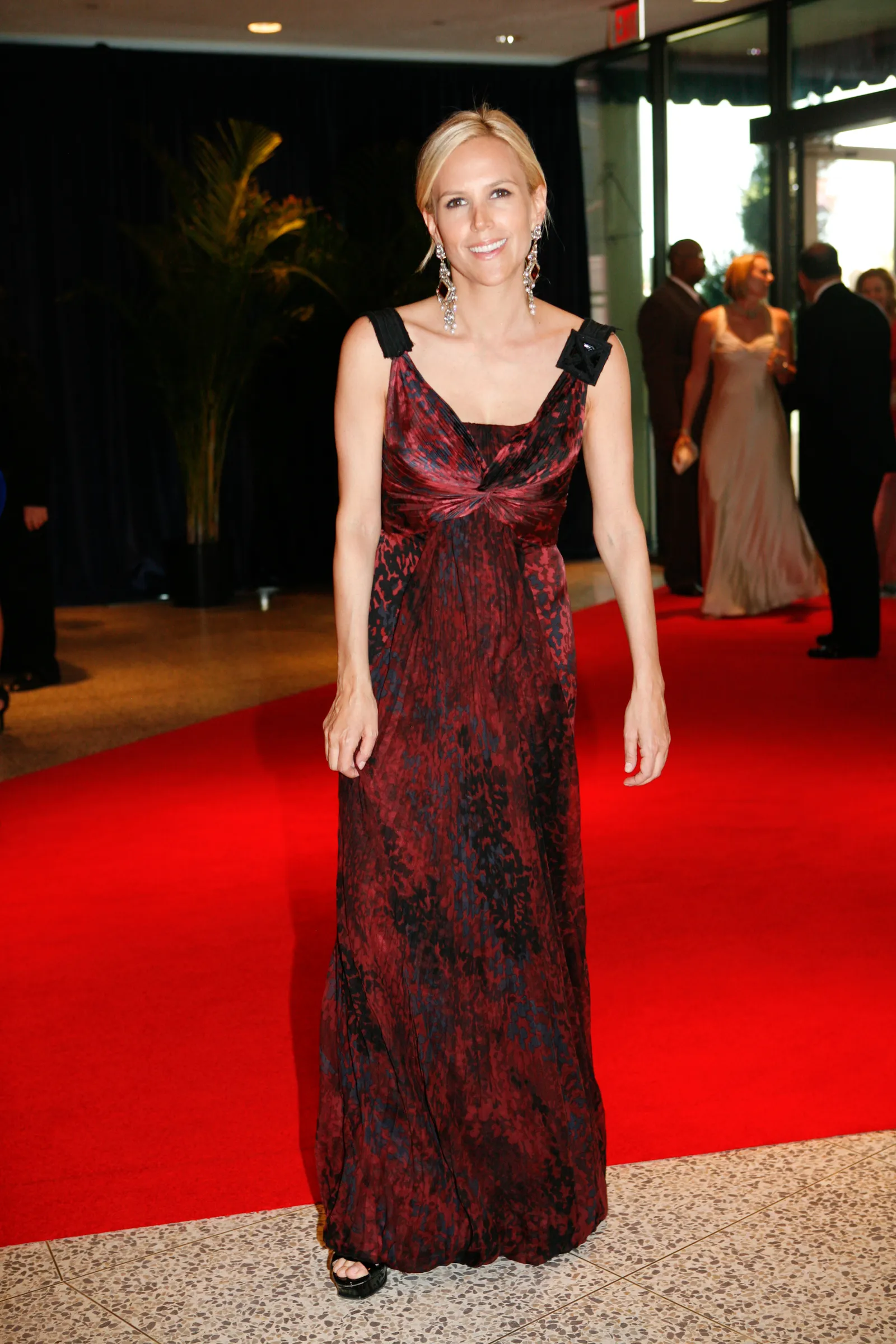 L'image peut contenir Tory Burch Première de mode Personne adulte Tapis rouge Vêtements de mariage Robe Vêtements de cérémonie et visage