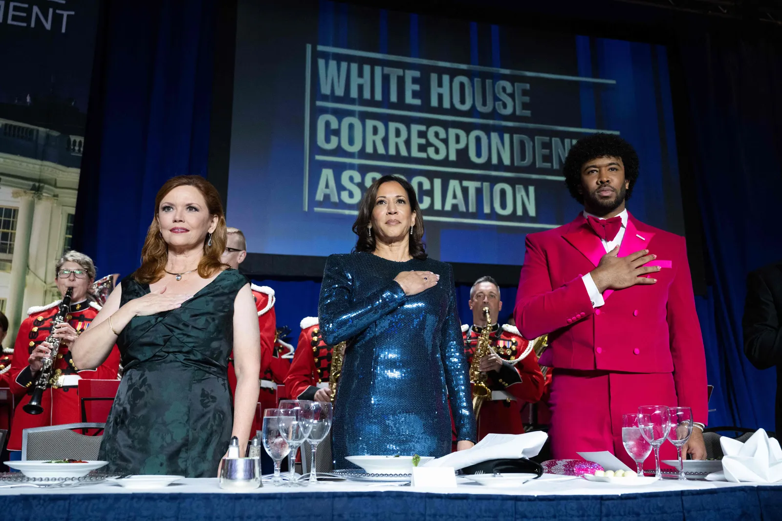 L'image peut contenir le visage et la tête du jury de l'émission de télé-réalité de mariage de Kamala Harris, personne adulte