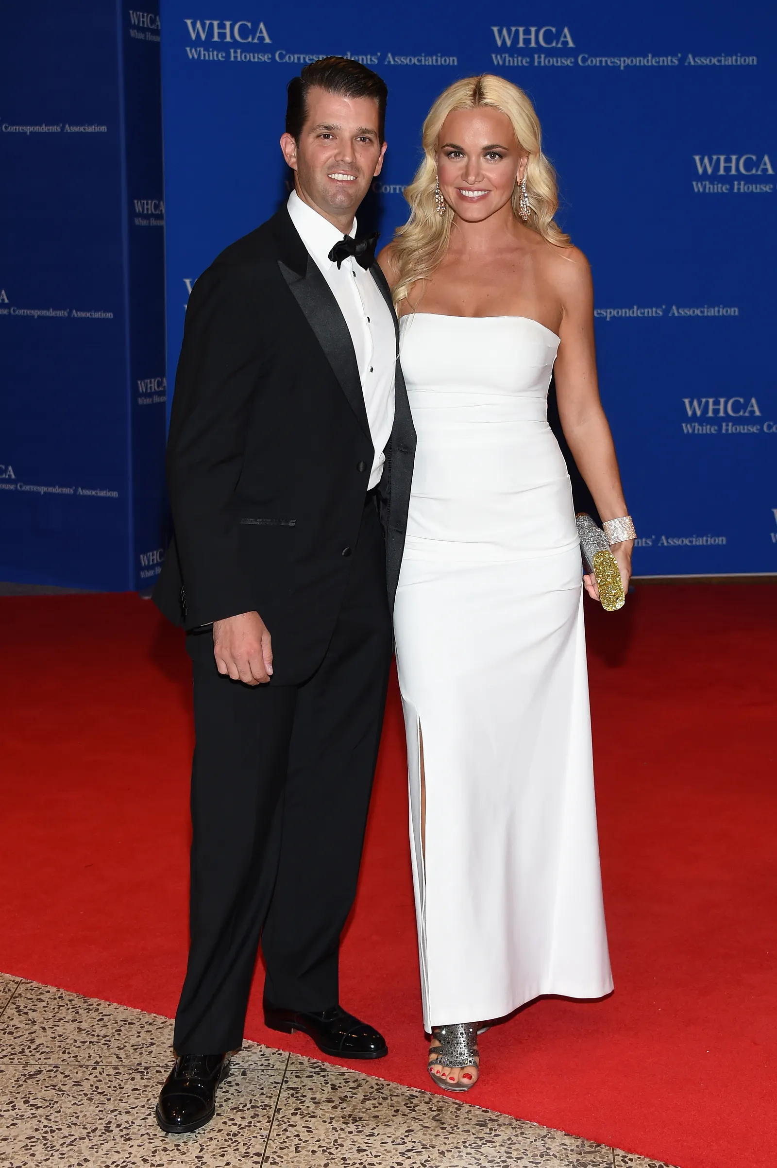 L'image peut contenir Donald Trump Jr. Vêtements de mode Tenue de soirée Costume Personne adulte Robe de mariée Visage et tête