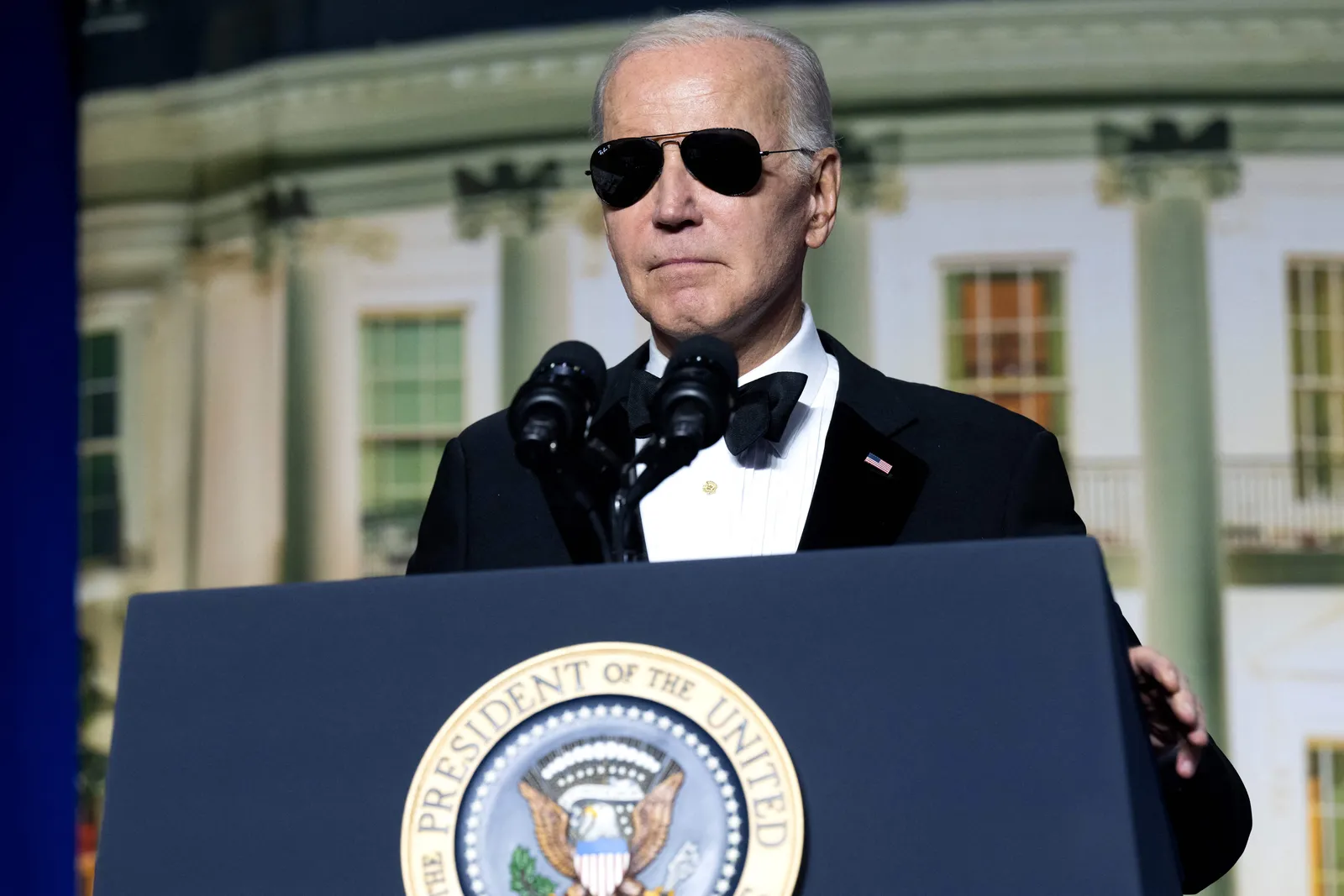 L'image contient peut-être Joe Biden Personnes Personne Foule Conférence de presse Adulte Accessoires Lunettes de soleil et appareil électrique