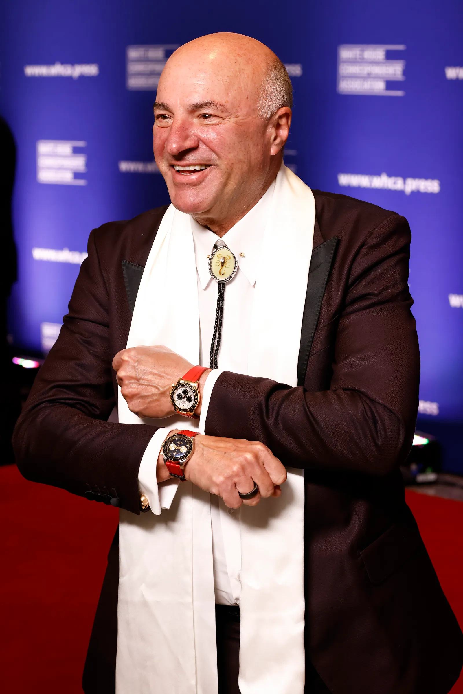 L'image contient peut-être une personne adulte Blazer Vêtements Manteau Veste Tête Personnes Face Foule Heureux Mode et Accessoires