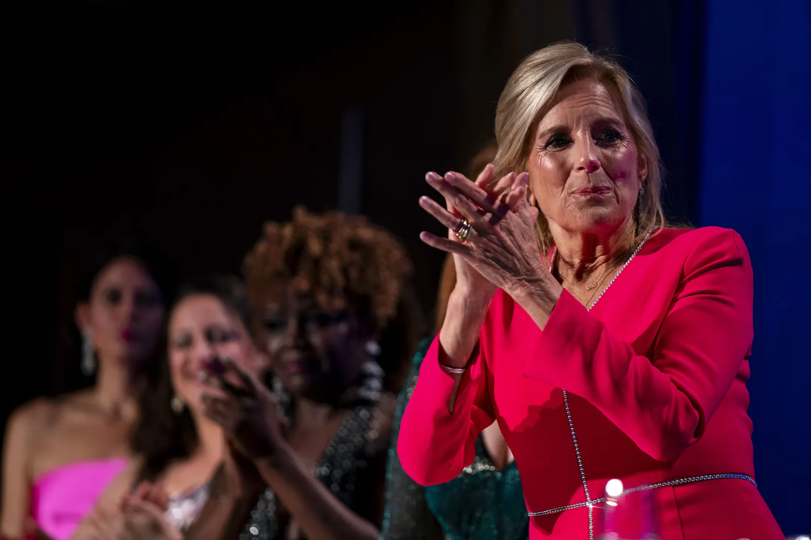 L'image peut contenir Jill Biden Personne adulte Partie du corps Doigt Main Applaudissements Visage et tête