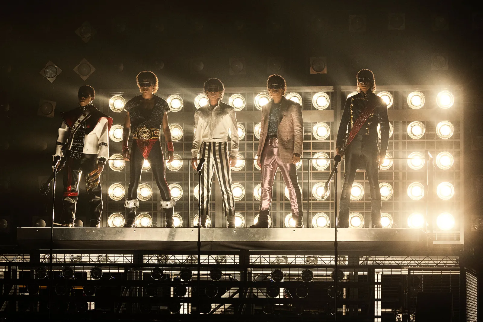 L'image peut contenir Michael Jackson Éclairage Concert Foule Personne Scène Vêtements pour adultes Manteau et représentation de groupe