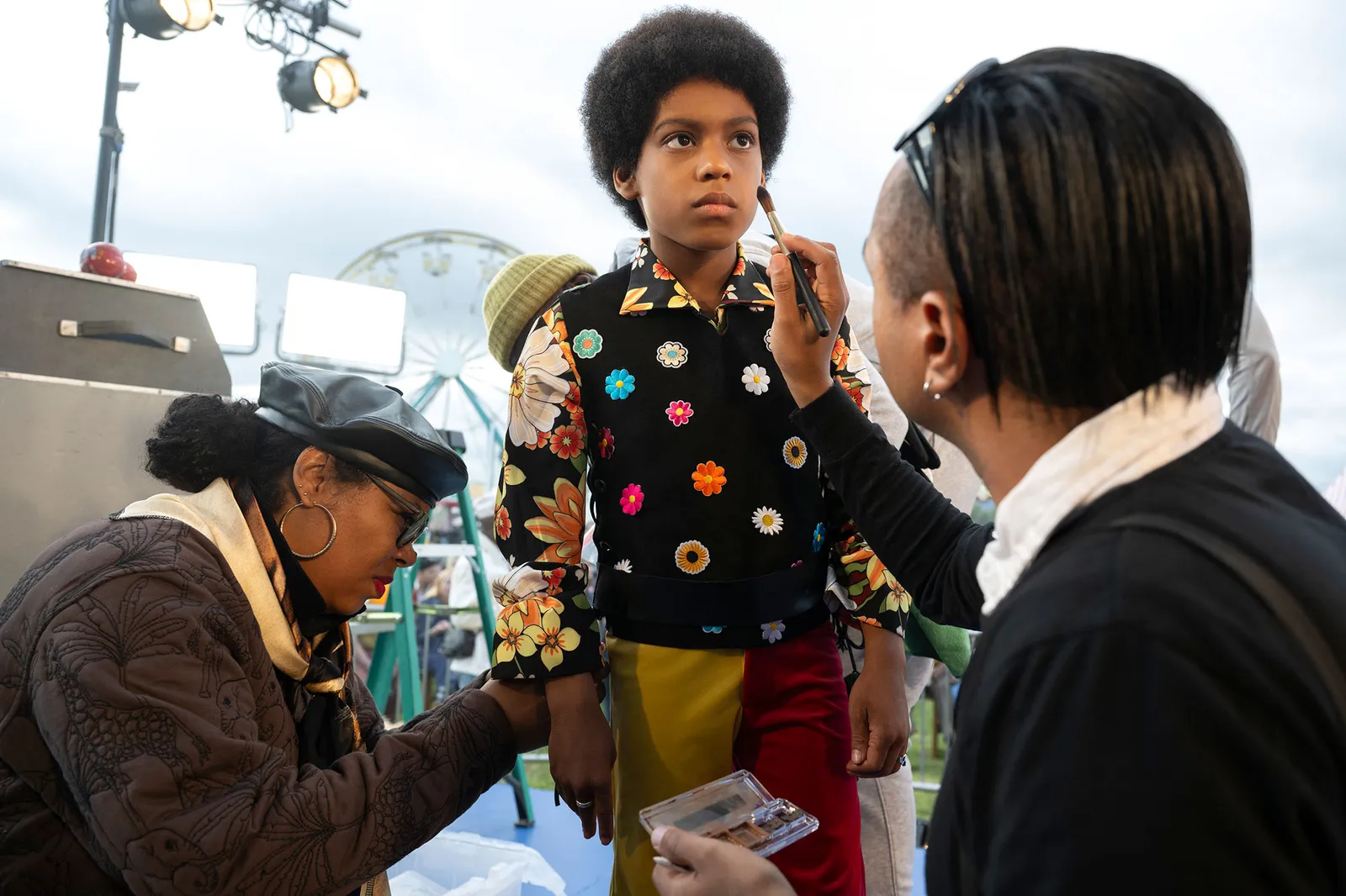 L'image peut contenir une personne adulte, un outil de brosse, un outil, des cheveux noirs, une tête, des vêtements et des manches.