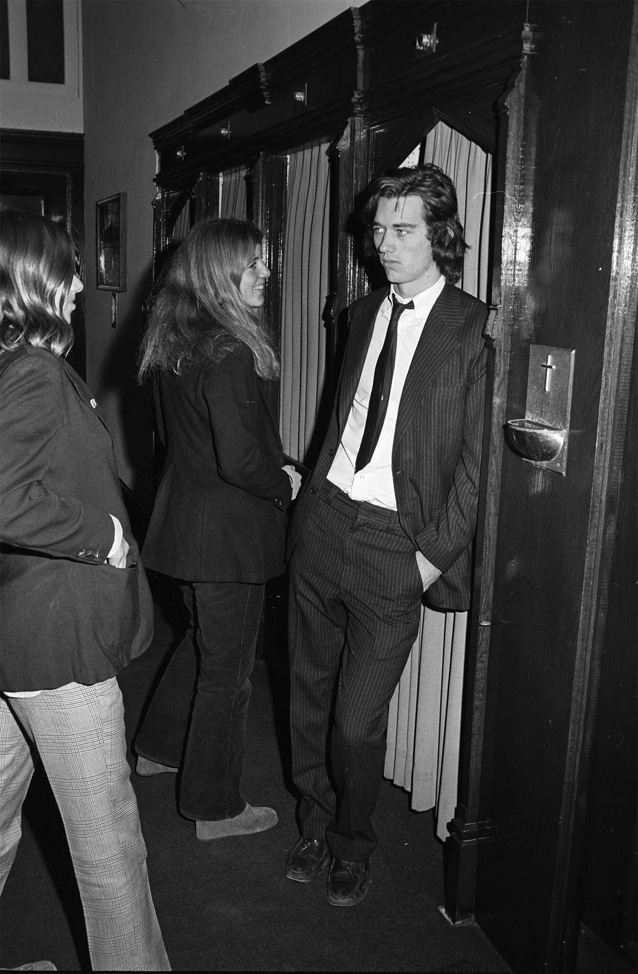 L'image peut contenir Robert F. Kennedy Jr. Sylvie Vartan Jennifer Thanisch Vêtements Manteau Tenue de soirée Costume et veste