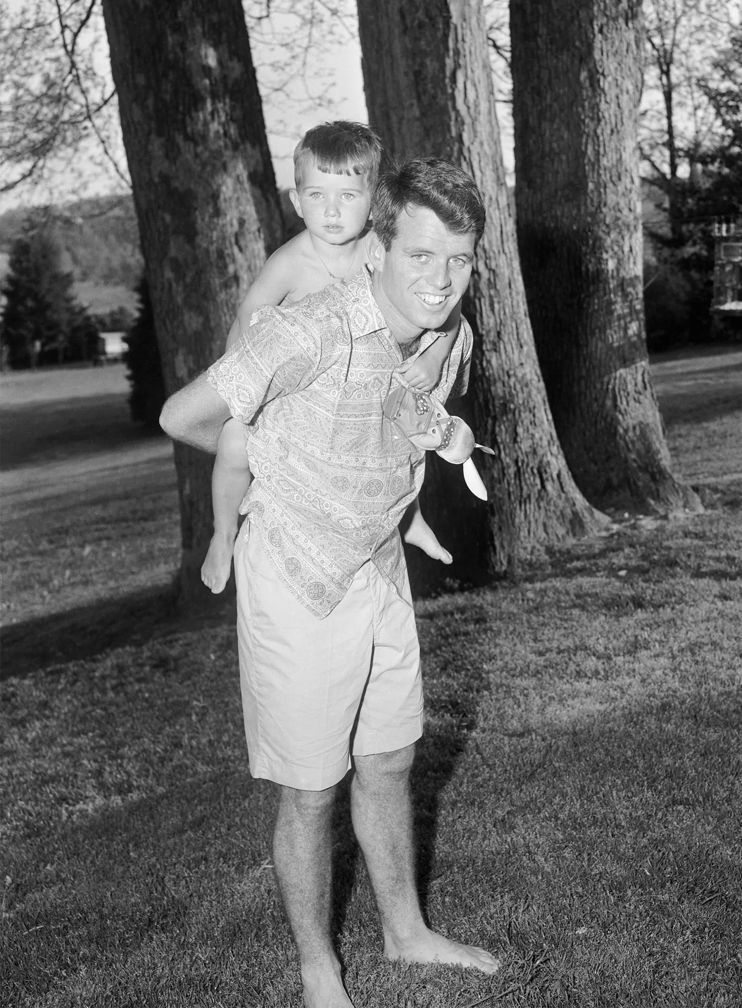 L'image peut contenir Robert F. Kennedy Kevin Corcoran Vêtements Shorts Herbe Plante Nature Extérieur Parc Visage et tête