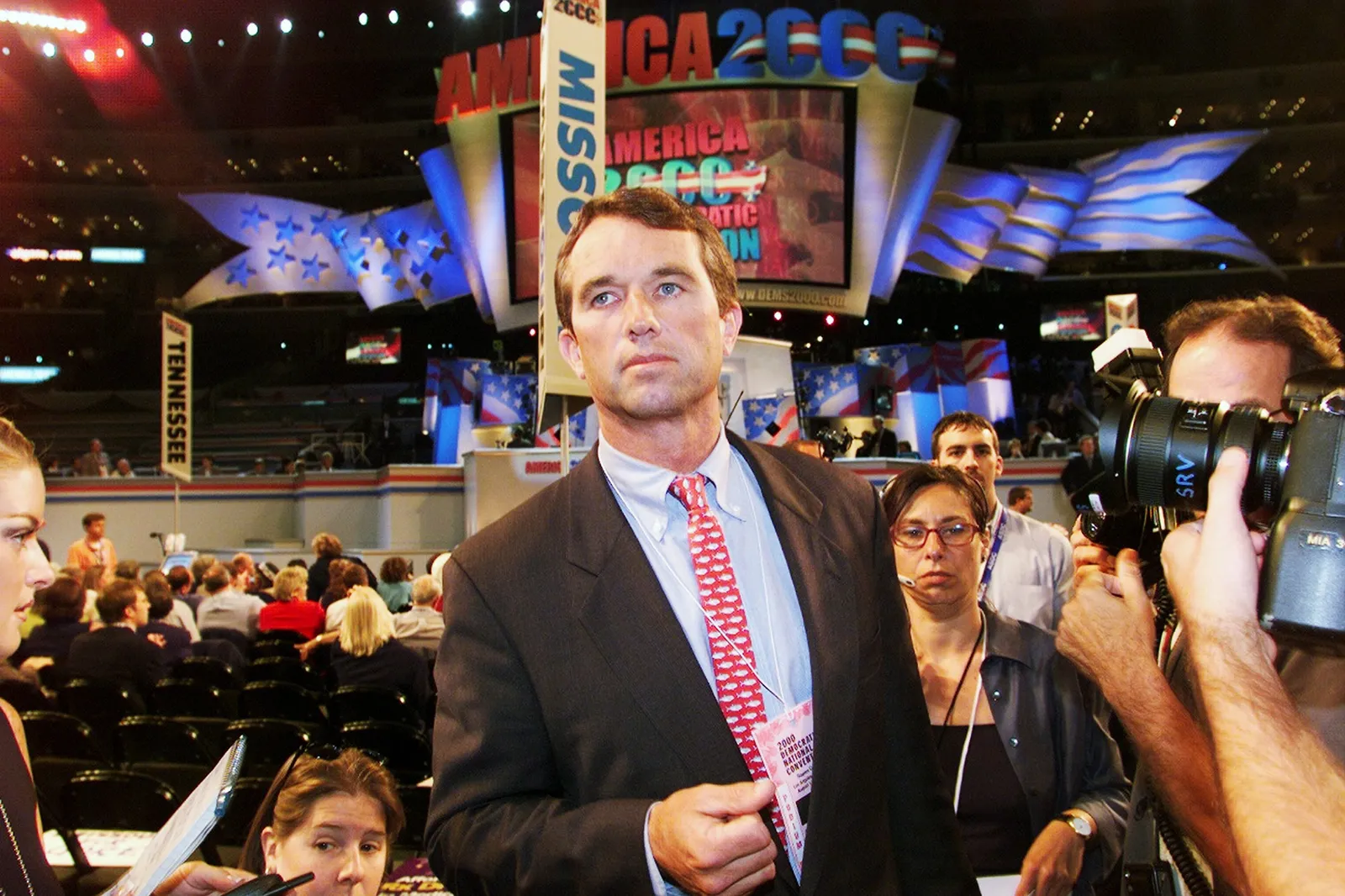 L'image peut contenir Robert F. Kennedy Jr. Matériel informatique Matériel électronique Écran et accessoires