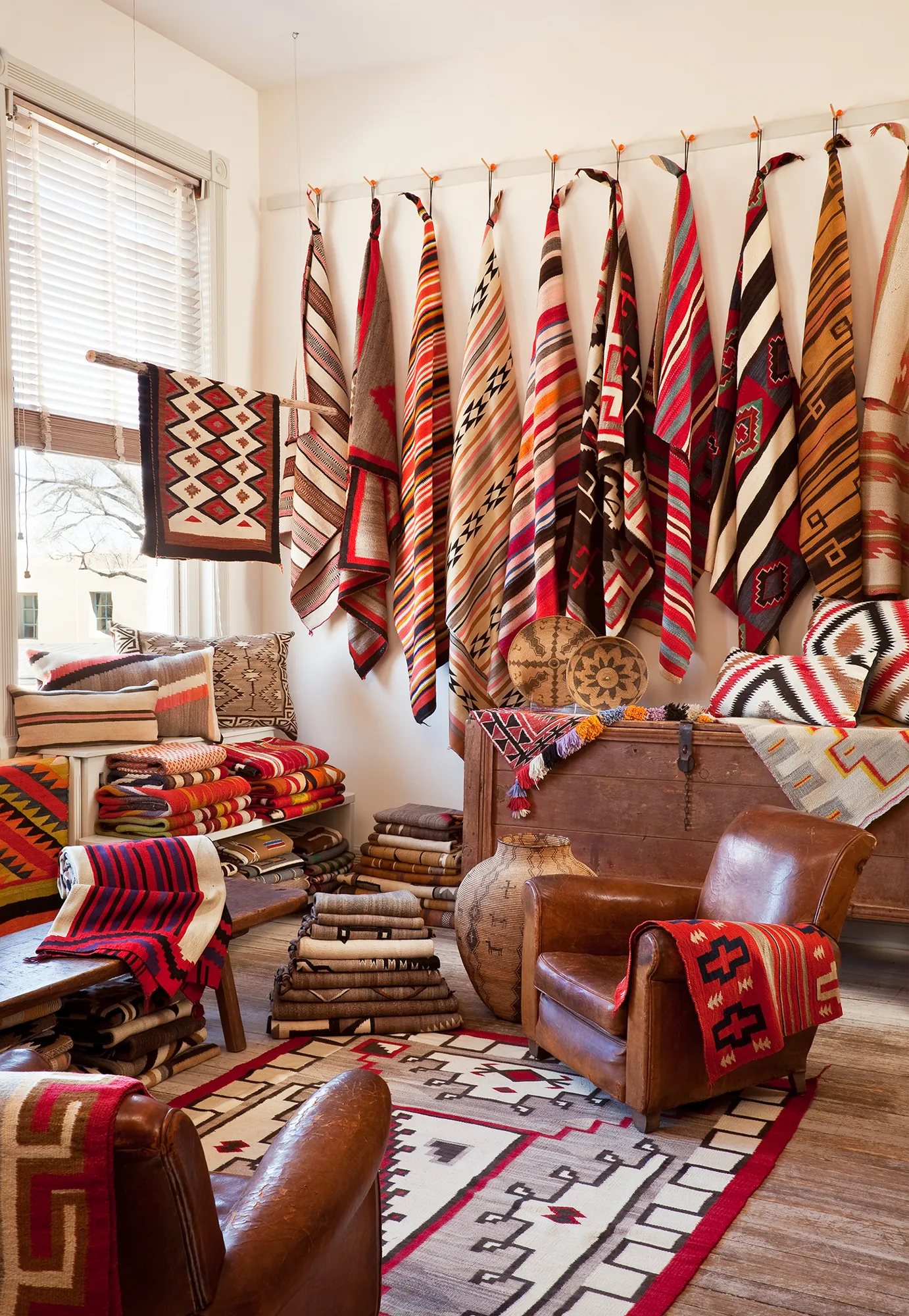 L'image peut contenir des accessoires de décoration d'intérieur, des vêtements de cérémonie, des tapis à cravate, des meubles, des objets artisanaux d'intérieur et des chaises.