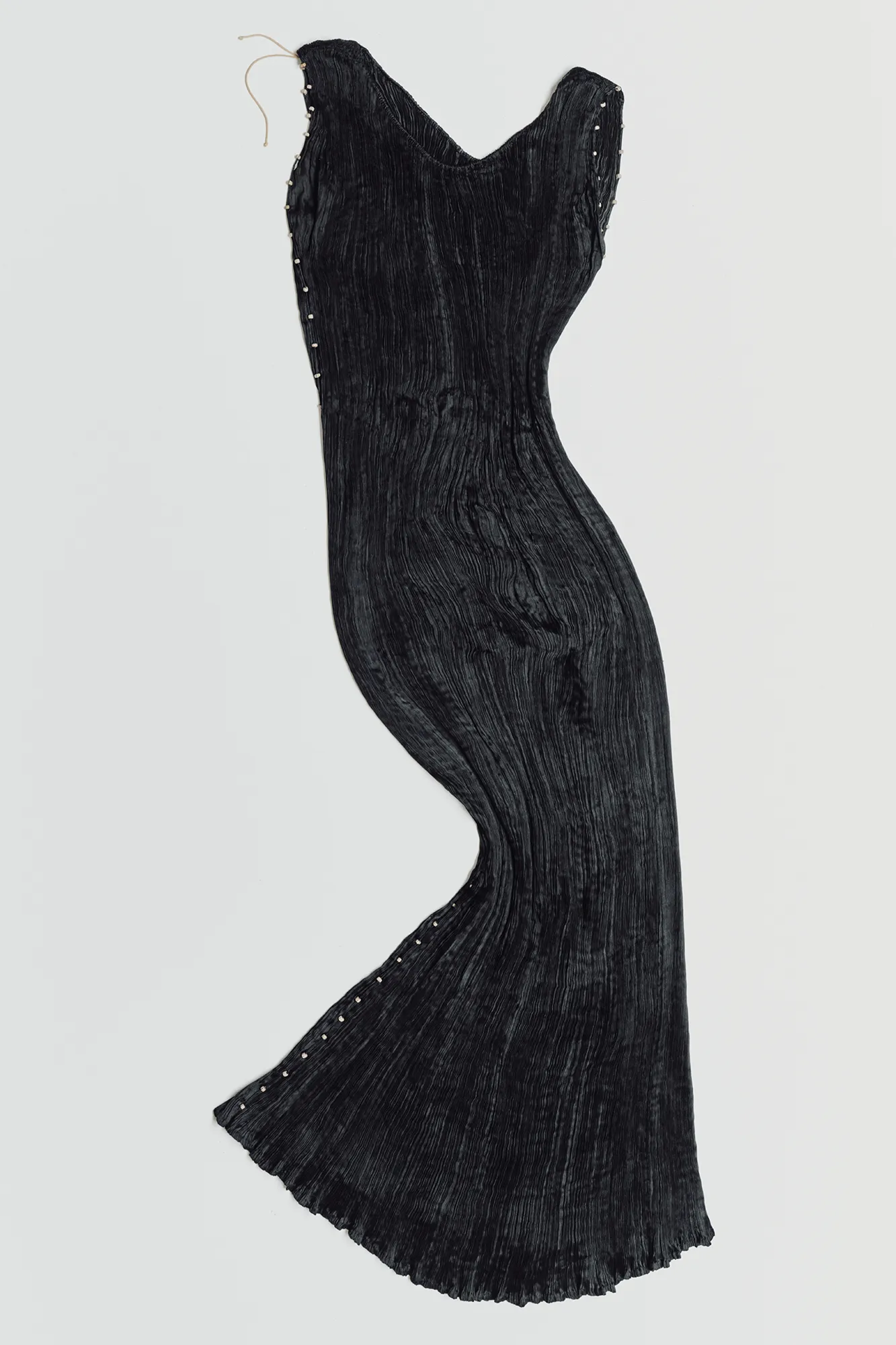 L'image peut contenir des vêtements, des pantalons habillés, des vêtements de cérémonie, pour adultes et personnes.