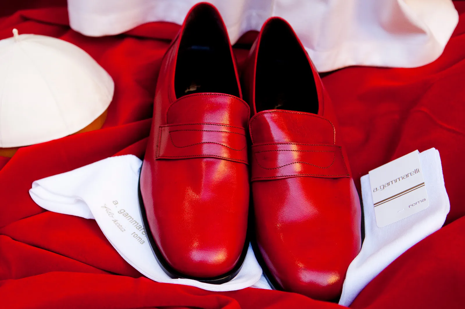 L'image peut contenir des vêtements, des chaussures, des chaussures, des sabots, des accessoires, un sac, un sac à main et une sneaker.