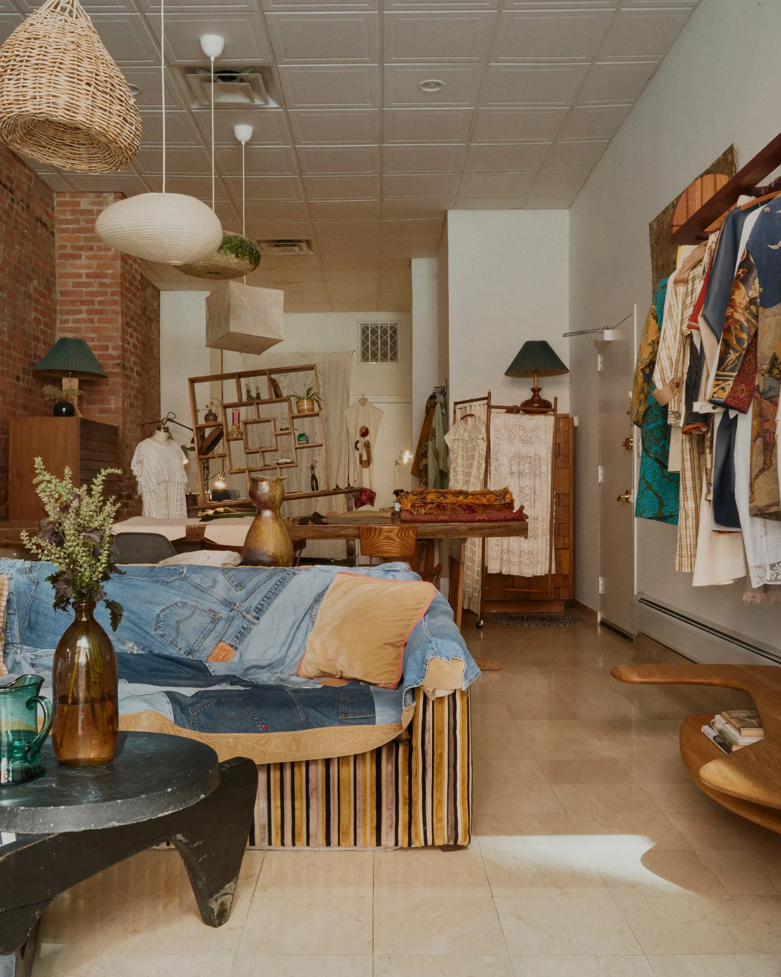 L'image peut contenir un intérieur, un dressing, un meuble, une lampe, un canapé, une décoration d'intérieur et une personne.