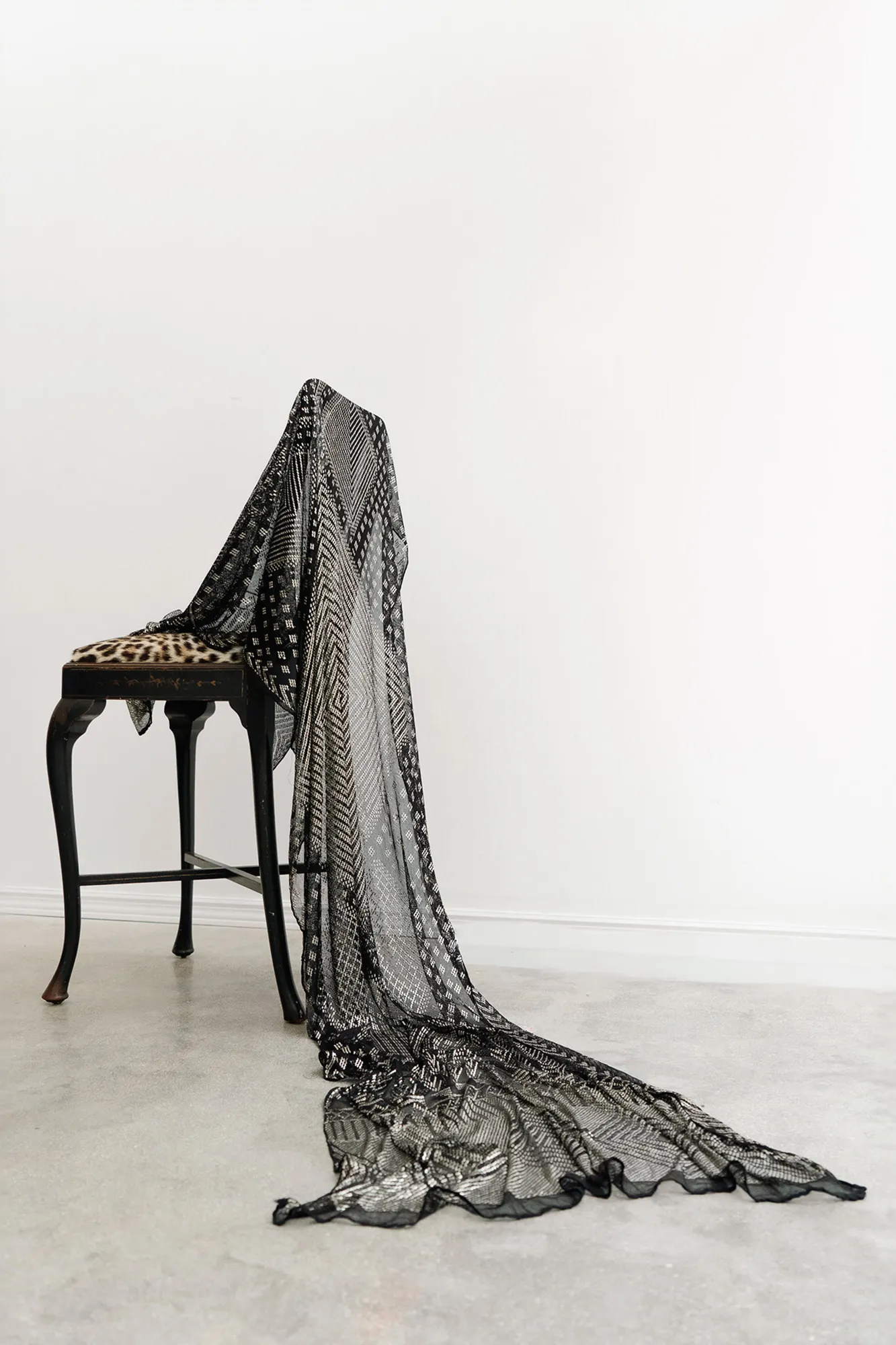 L'image peut contenir des meubles, une personne adulte et un mariage