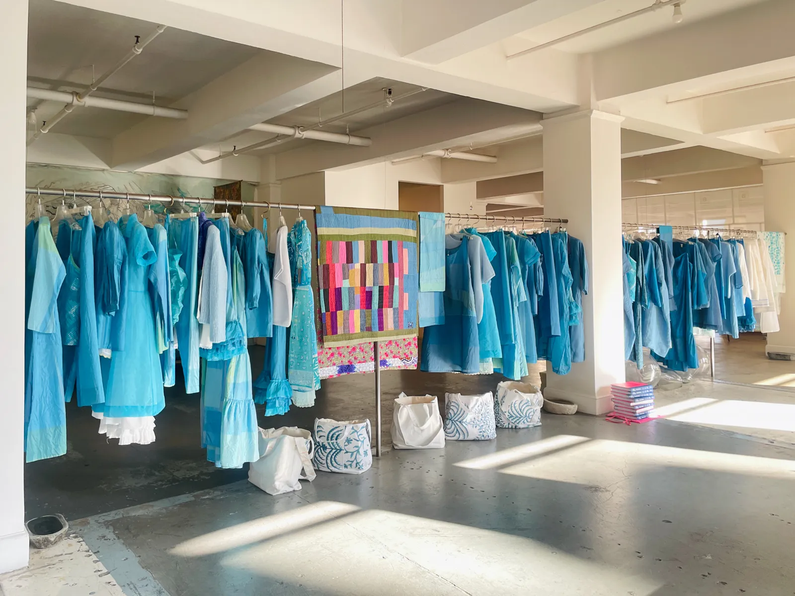 L'image peut contenir un sac et un sac à main d'accessoires de meubles de boutique d'intérieur