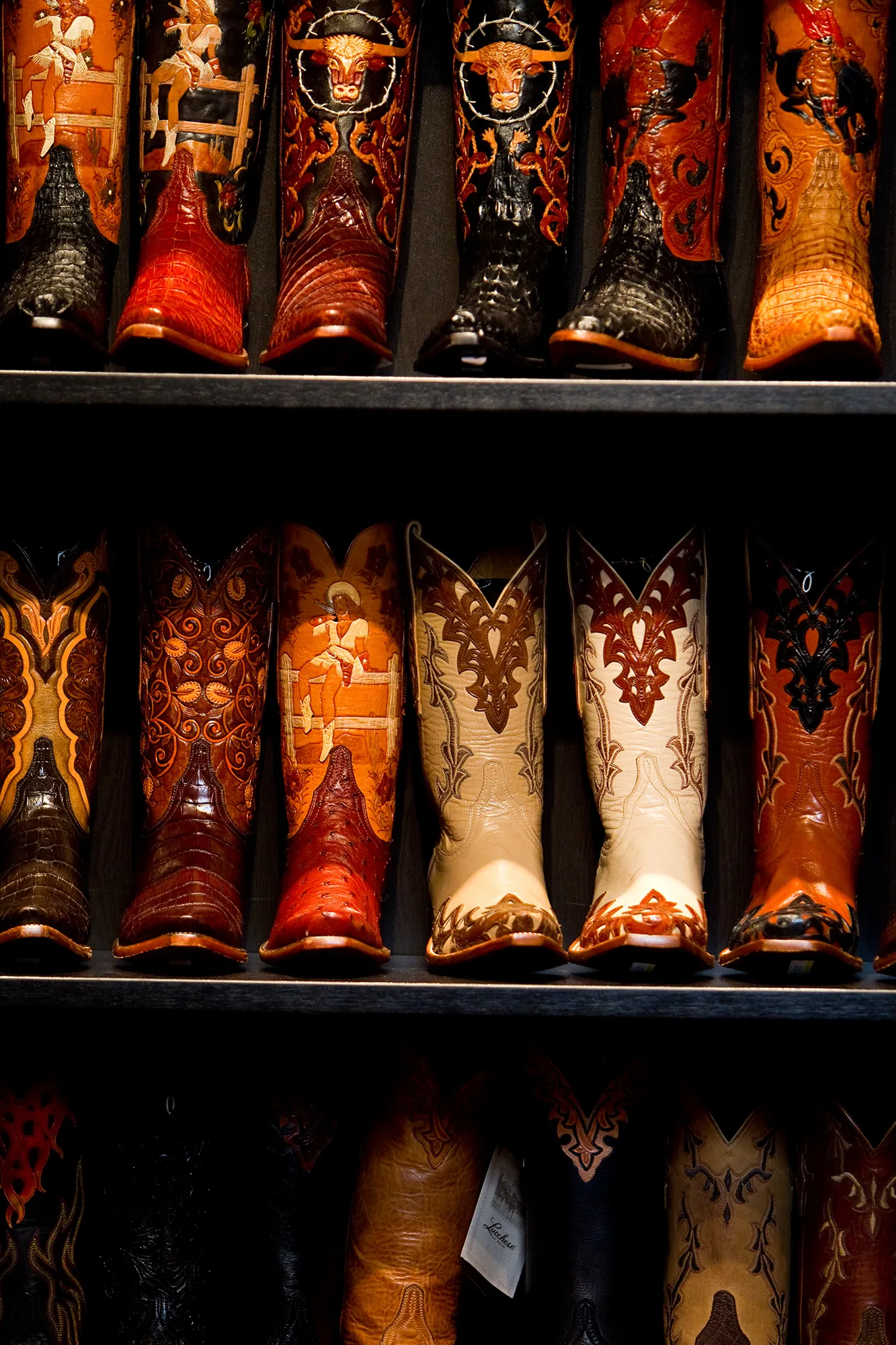 L'image peut contenir des bottes, des vêtements, des bottes de cowboy, des chaussures, des personnes adultes, des mariages et des chaussures.