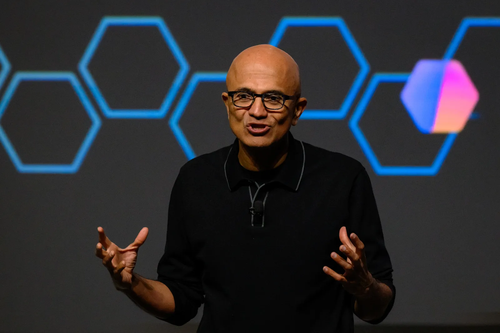 L'image contient peut-être Satya Nadella Partie du corps Doigt Main Personne Personnes adultes Visage Tête Artiste et performance solo