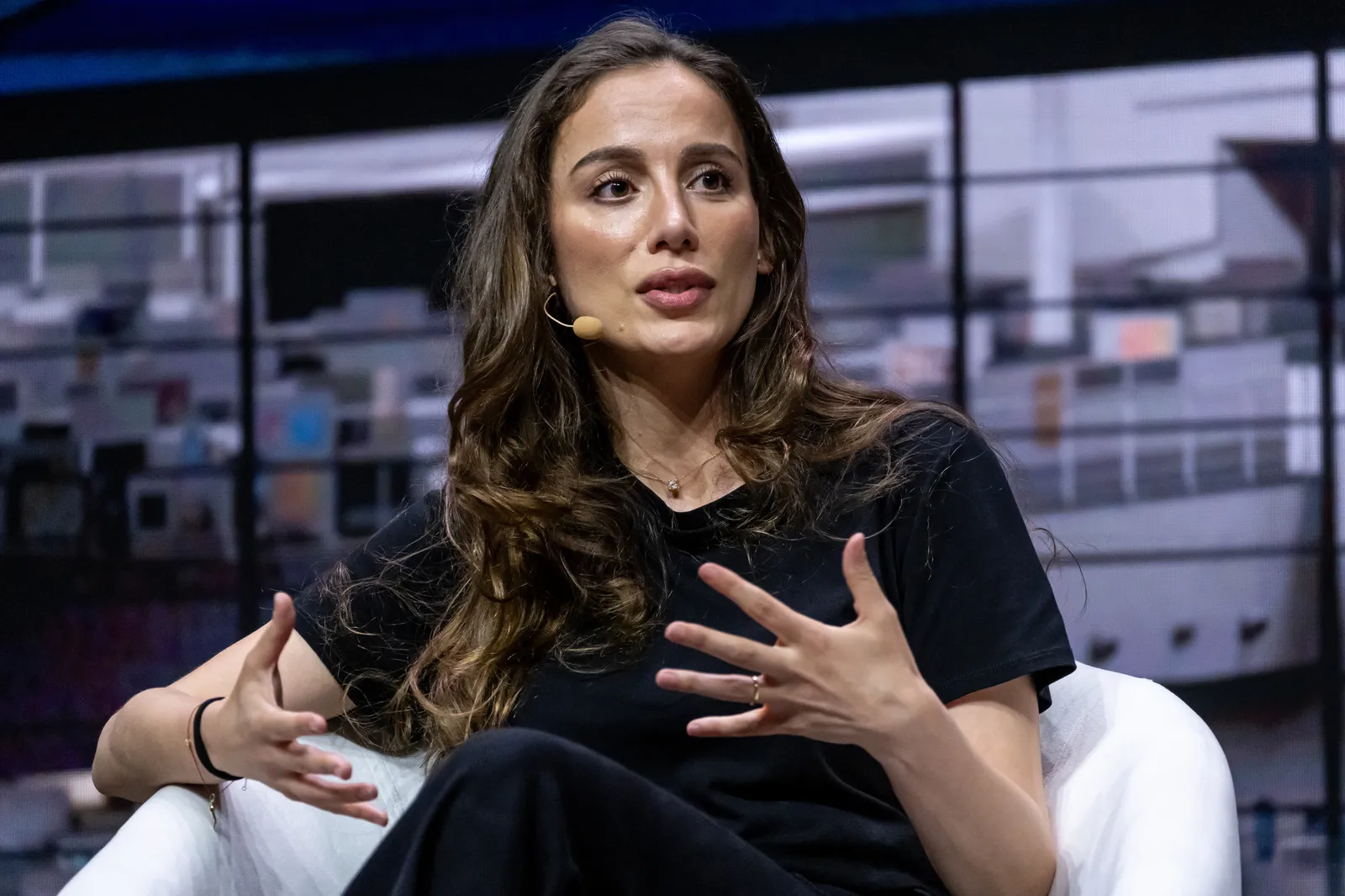 L'image peut contenir une photographie et un portrait du visage d'une personne adulte