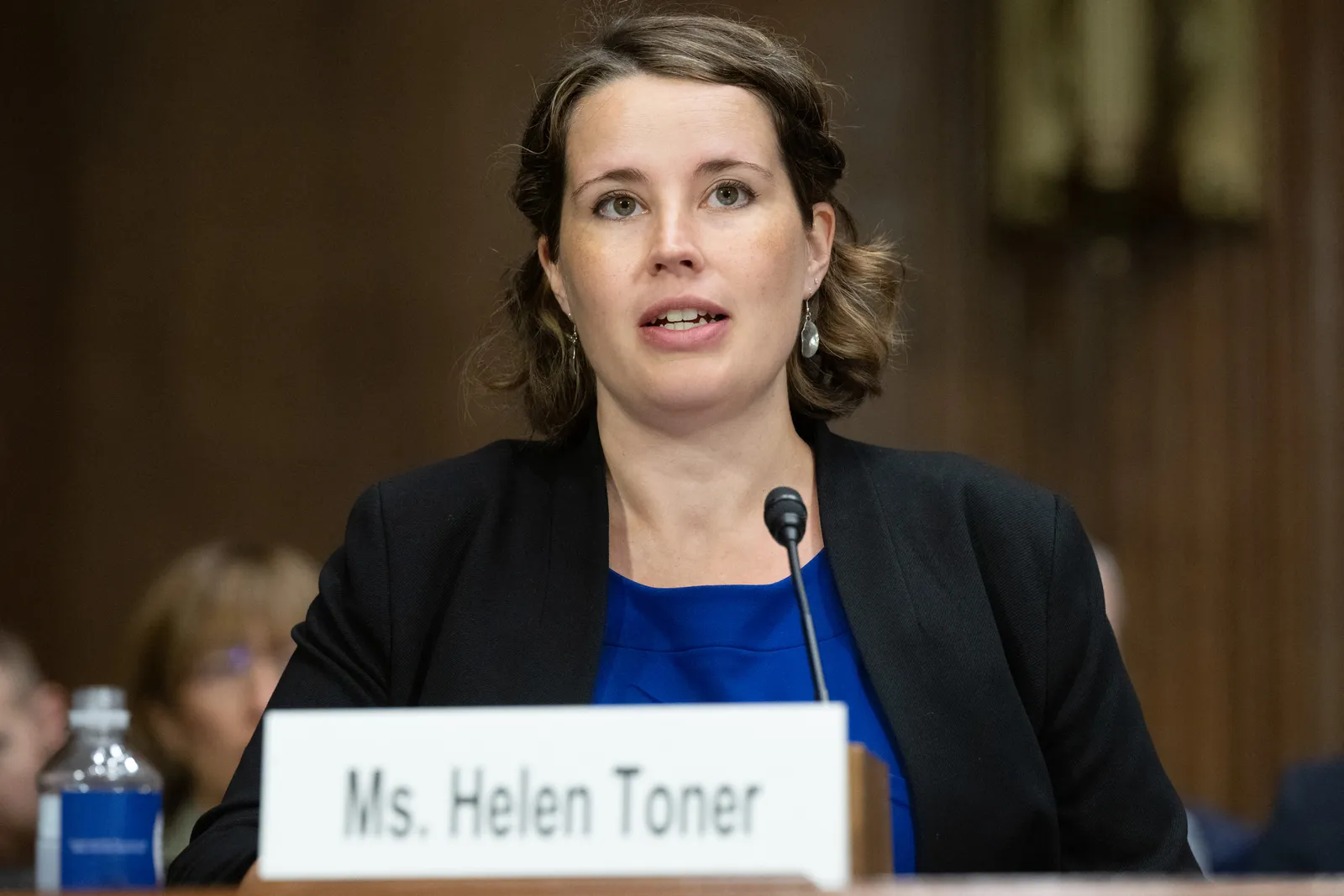 L'image contient peut-être Foule Personne Public adulte Personnes Discours Visage Tête Appareil électrique et microphone