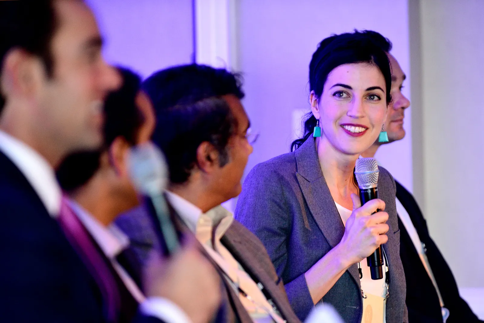 L'image contient peut-être Leslie Bega Personne Violet Visage adulte Tête heureuse Sourire Tenue de soirée Vêtements Costume et personnes