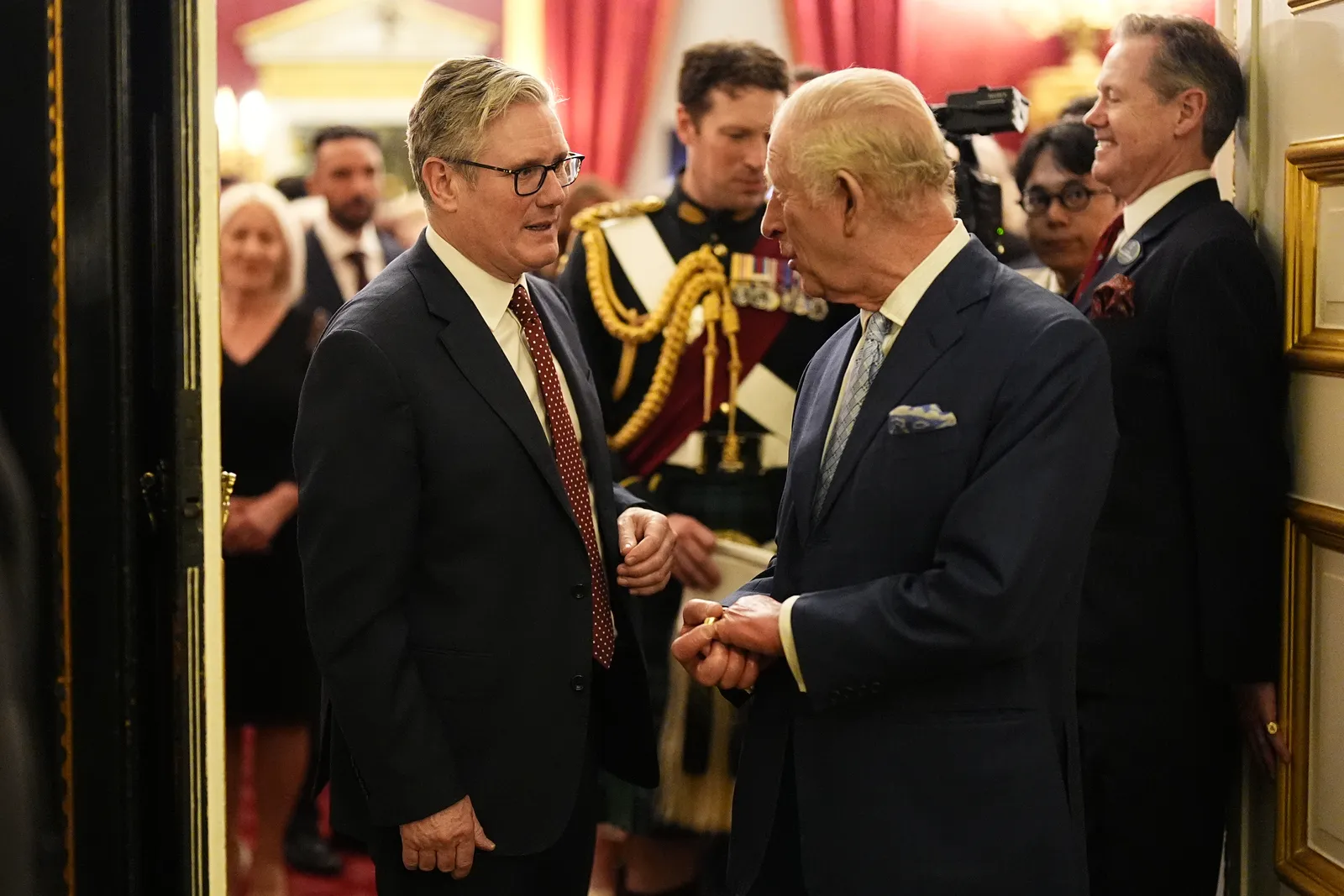 L'image peut contenir Keir Starmer Charles Prince de Galles Accessoires Tenue de soirée Cravate Personne adulte Partie du corps et main
