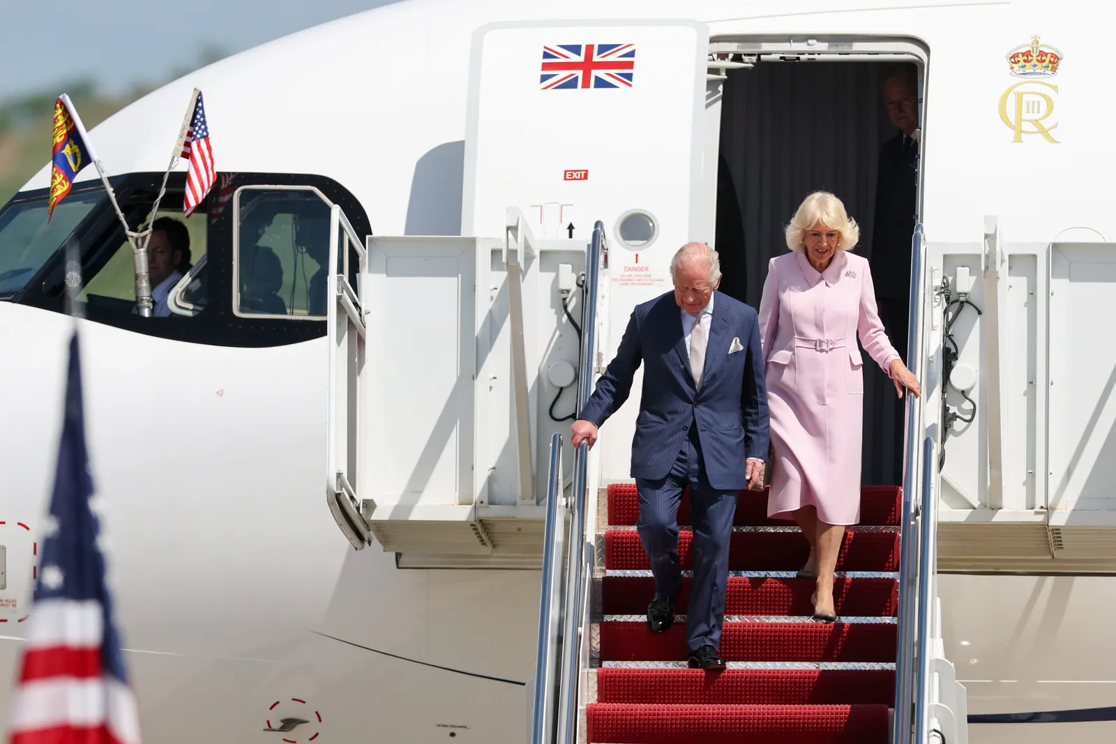 L'image peut contenir Charles Prince de Galles Personne adulte Vêtements Manteau Chaussures et chaussures