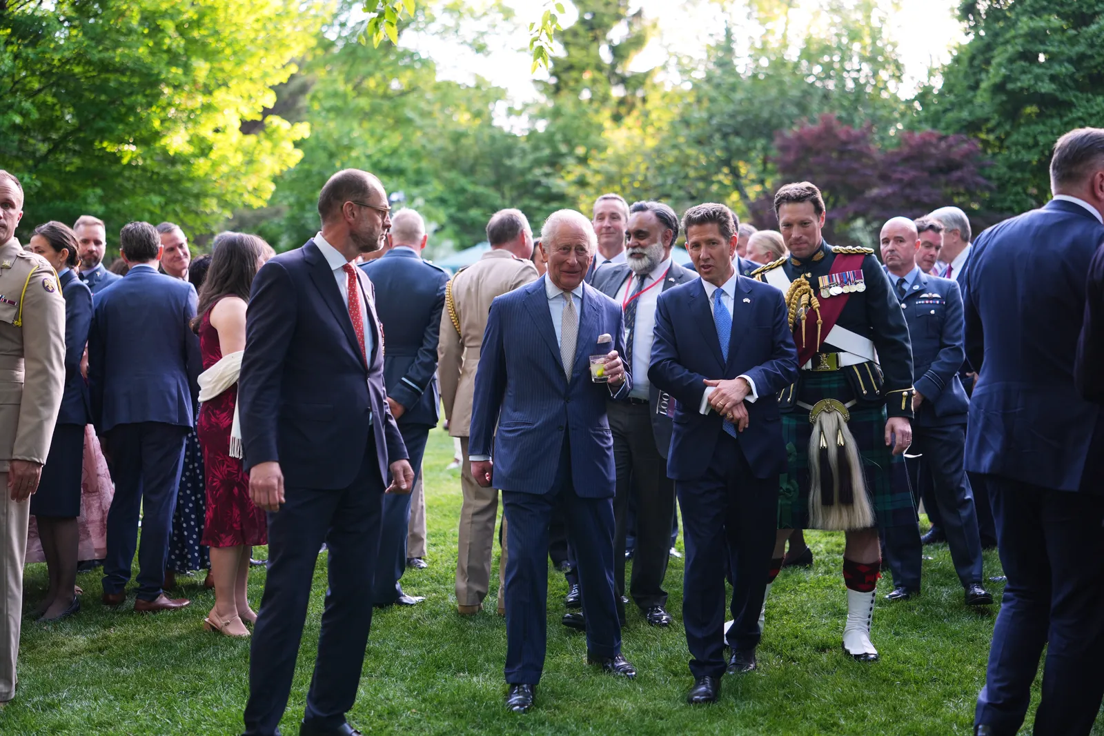 L'image contient peut-être Charles Prince de Galles Rcardo Bruins Choi Blazer Vêtements Manteau Veste Personnes et personne