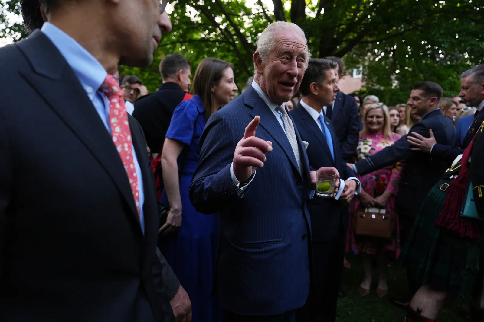 L'image peut contenir Charles Prince de Galles Vêtements Tenue de soirée Costume Partie du corps Doigt Main Personne Blazer et manteau