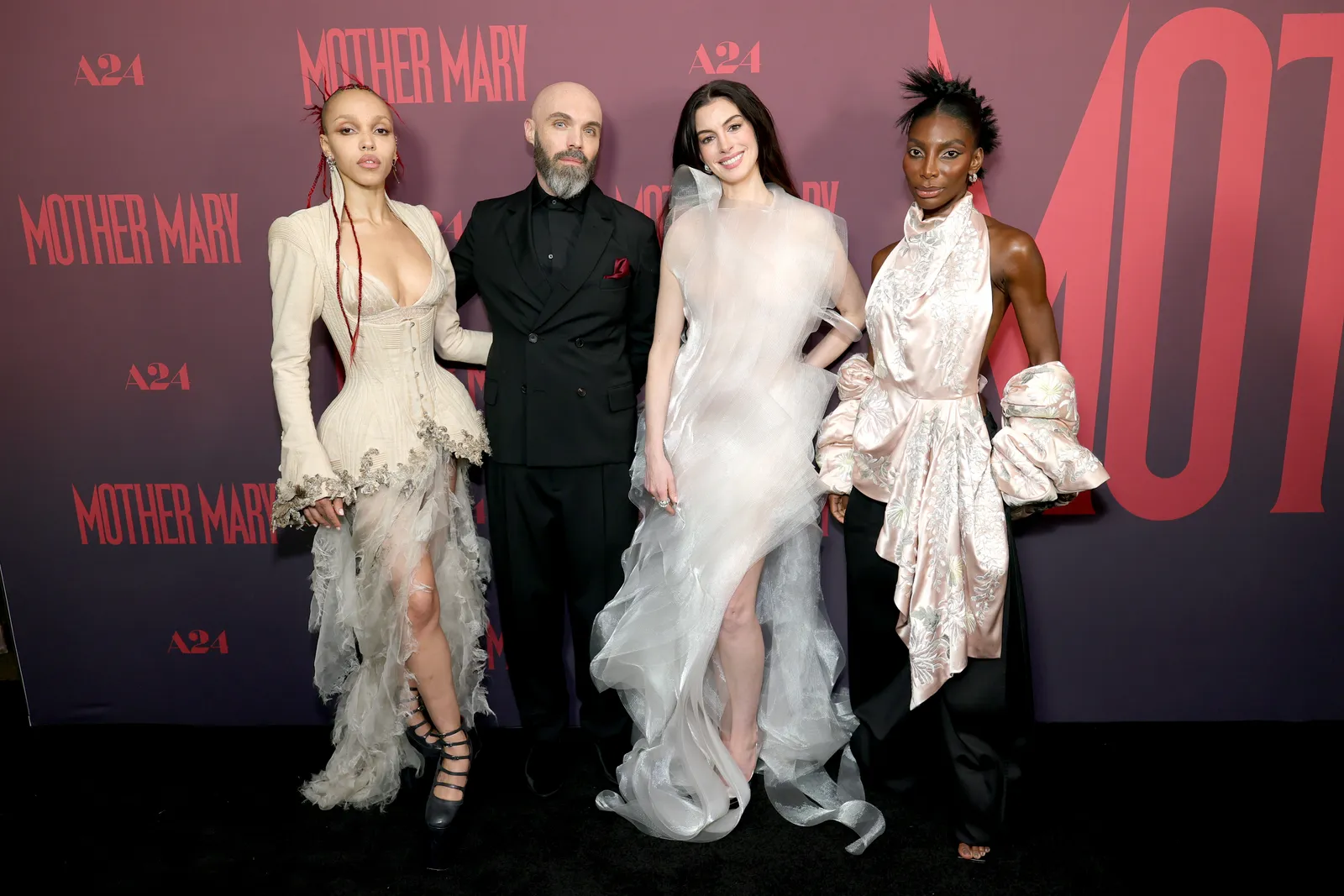 L'image peut contenir Michaela Coel Jonny Buckland FKA Twigs Anne Hathaway Mode Personne adulte Mariage et photobombing