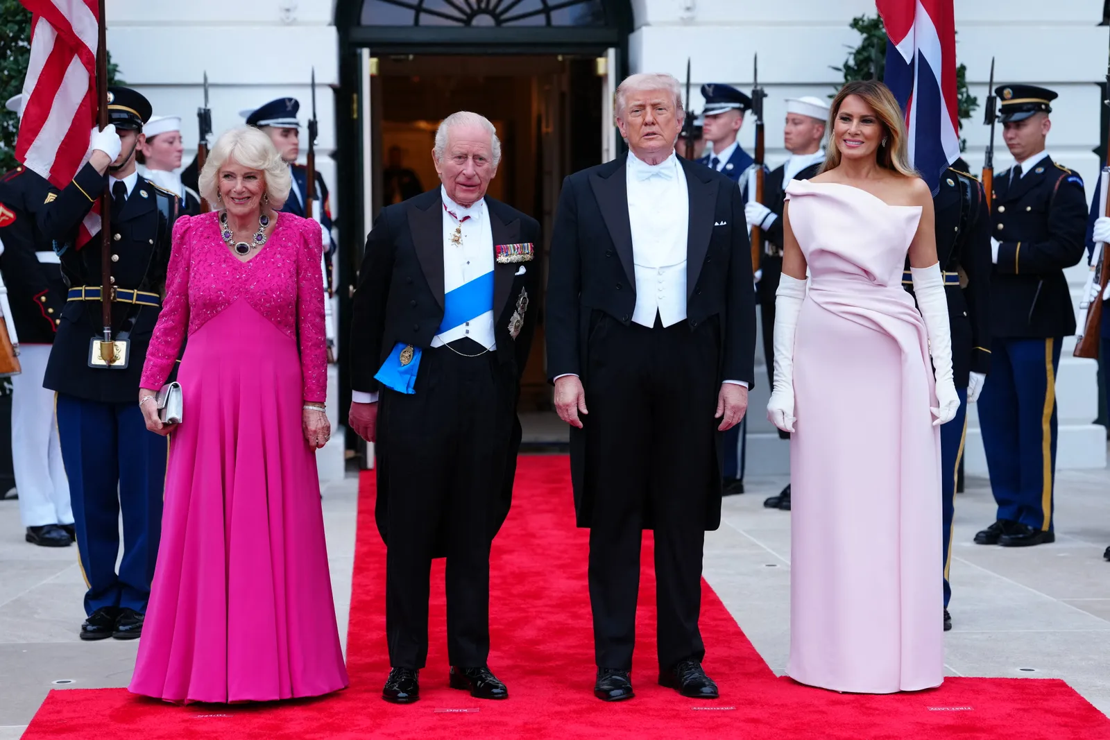 L'image contient peut-être Charles Prince de Galles Donald Trump Leffen Personne Vêtements pour adultes Gant Personnes de mariage et manteau