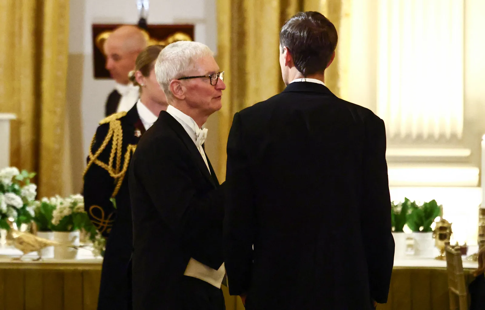 L'image peut contenir Tim Cook Vêtements Manteau Tenue de soirée Costume Blazer Veste Personne adulte Visage Tête et photographie