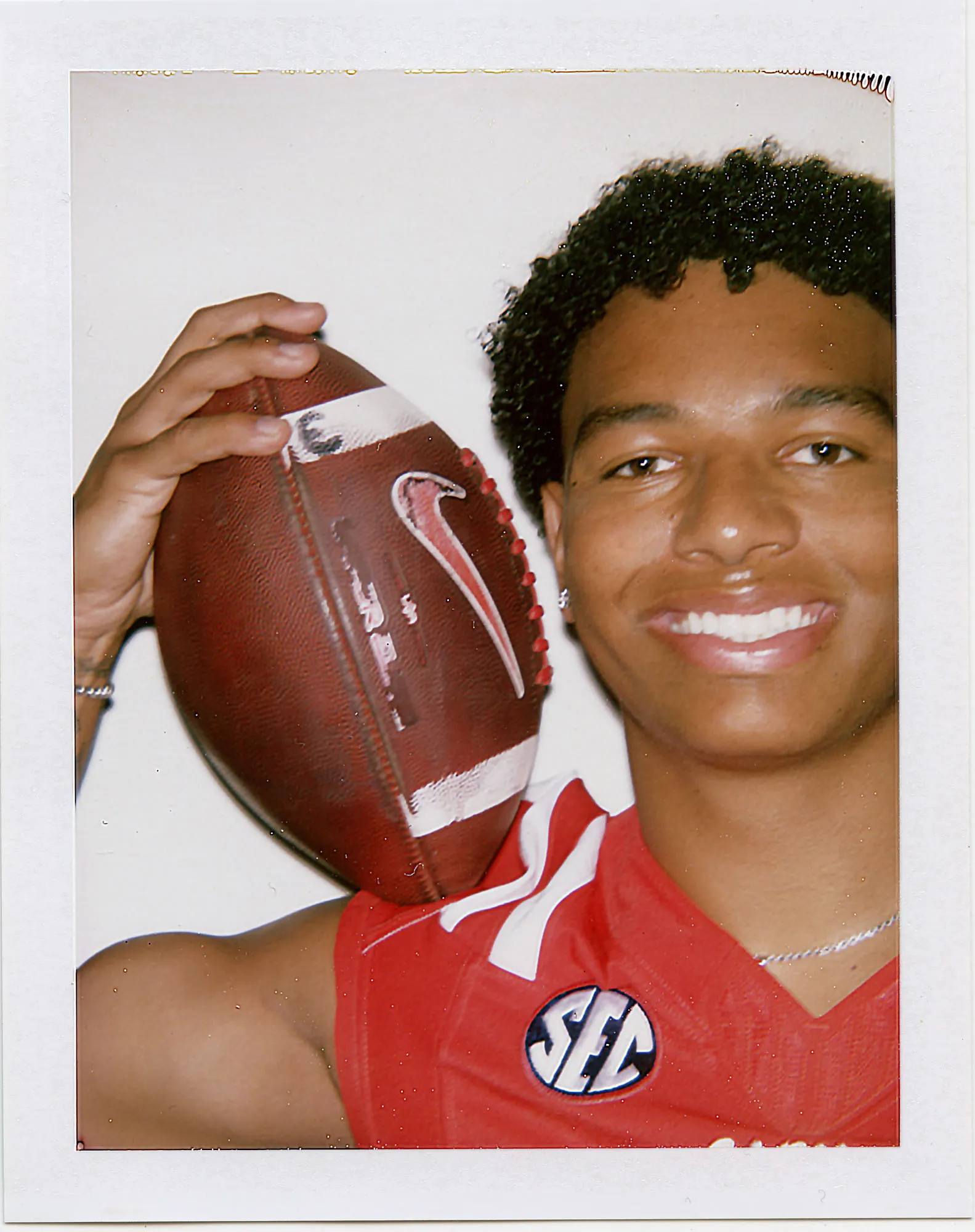 L'image contient peut-être Visage Tête Personne Photographie Portrait Casque Football américain Football américain et ballon