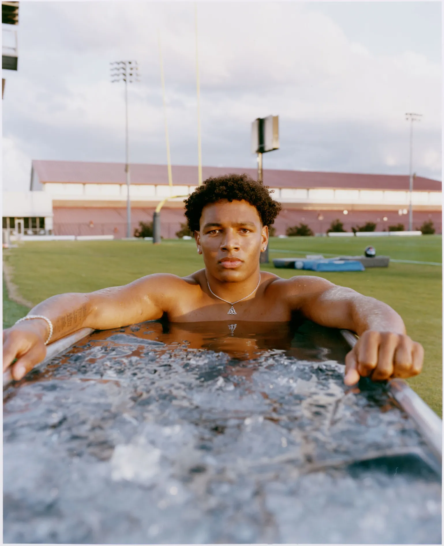 L'image peut contenir un bain et une personne