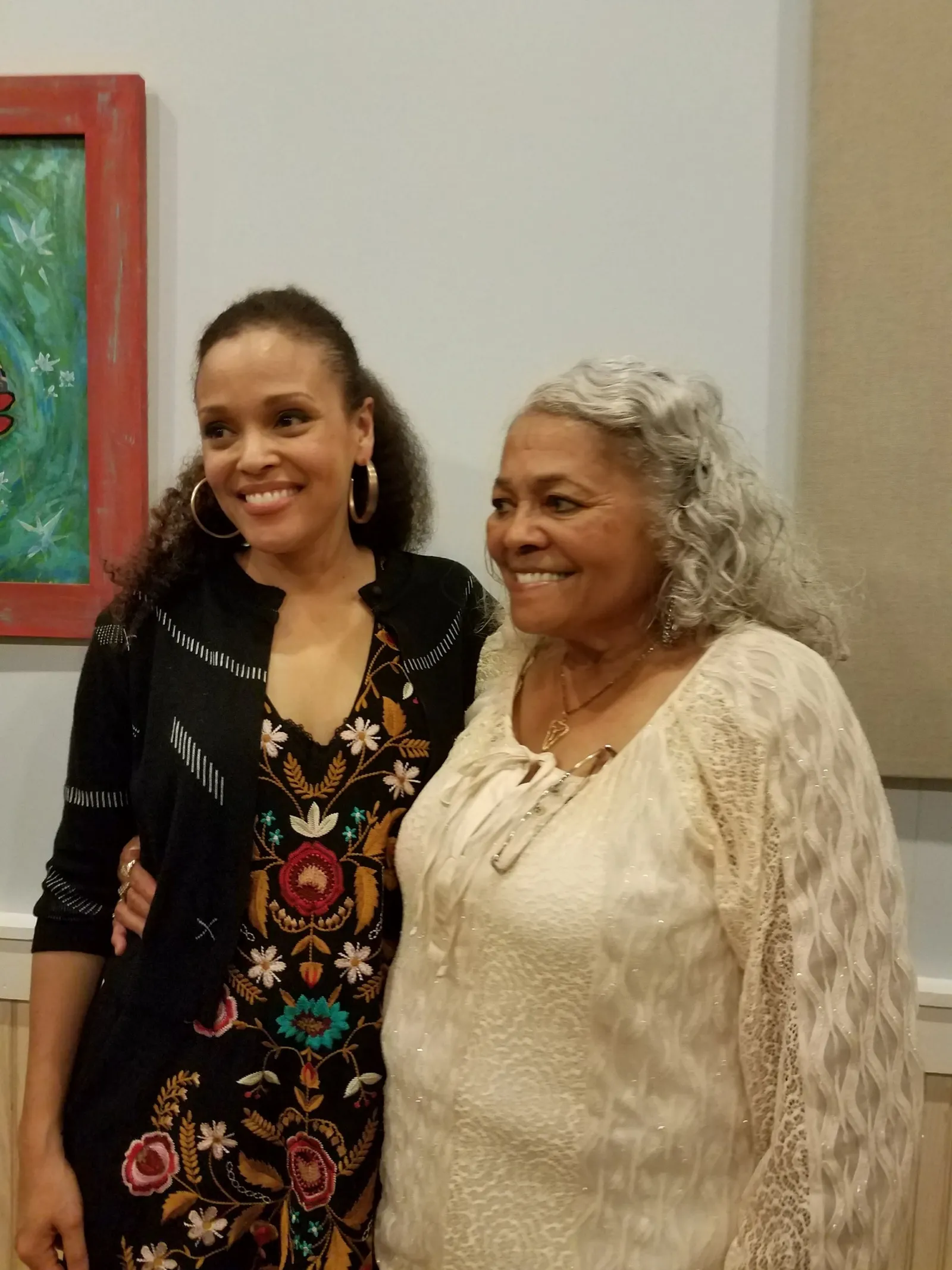 L'image peut contenir un chemisier, des vêtements, un visage, une tête, une personne, une photographie, un portrait, des accessoires, des boucles d'oreilles, des bijoux et un collier.