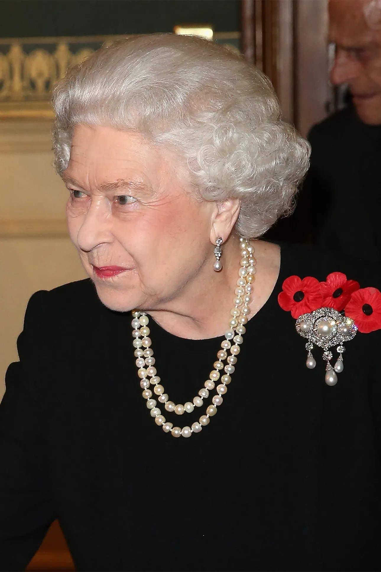 L'image peut contenir Elizabeth II Prince Philip Duc d'Édimbourg Personne Accessoires Bijoux Collier Adulte et Mariage
