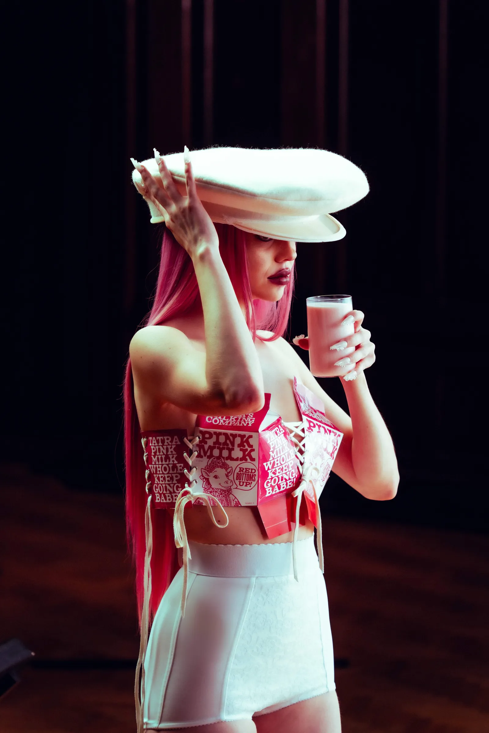 L'image contient peut-être une partie du corps Doigt Main Personne Adulte Artiste Performance solo Boisson Lait et danse