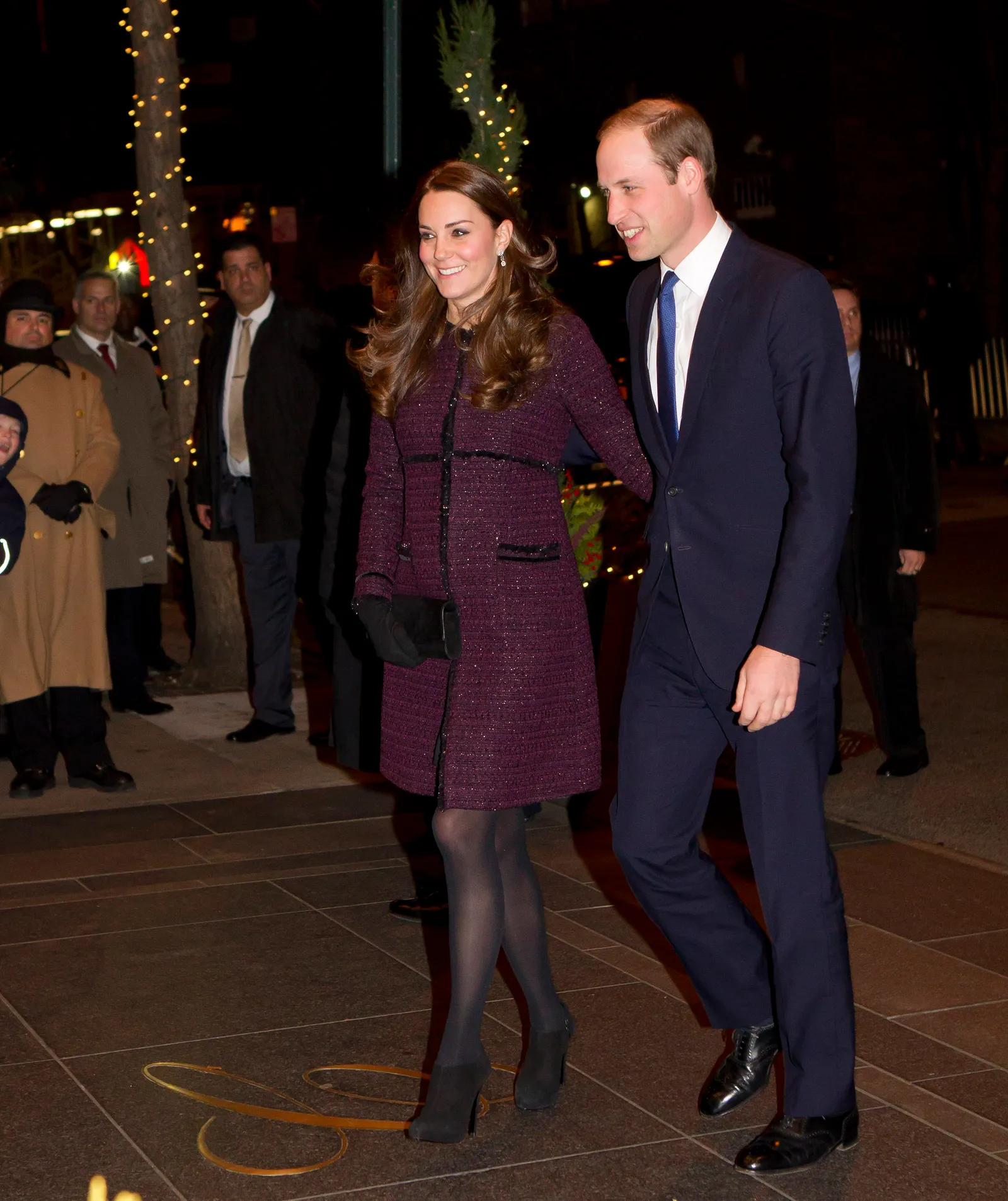 L'image contient peut-être le prince William, duc de Cambridge, personne, vêtements, manteau, gants pour adultes, chaussures, talons hauts et chaussures.