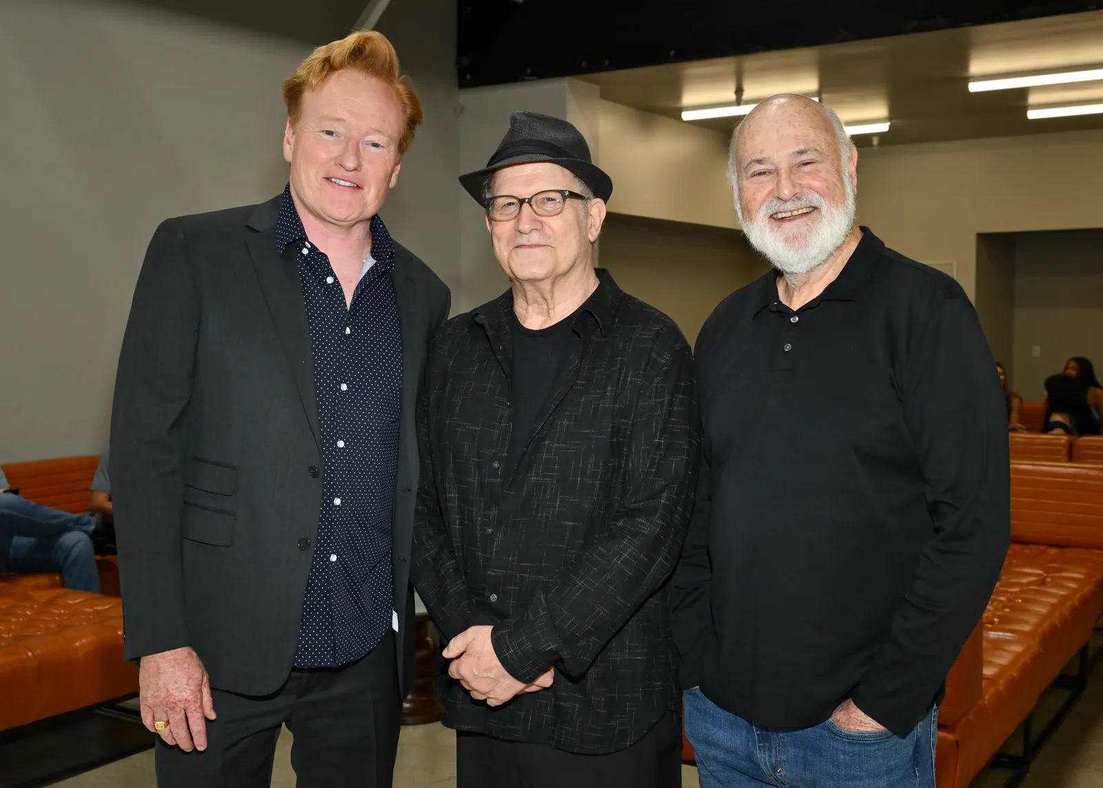 L'image peut contenir Rob Reiner Conan O'Brien Albert Brooks Vêtements Manteau Veste Blazer Personnes Personne Pantalon et visage