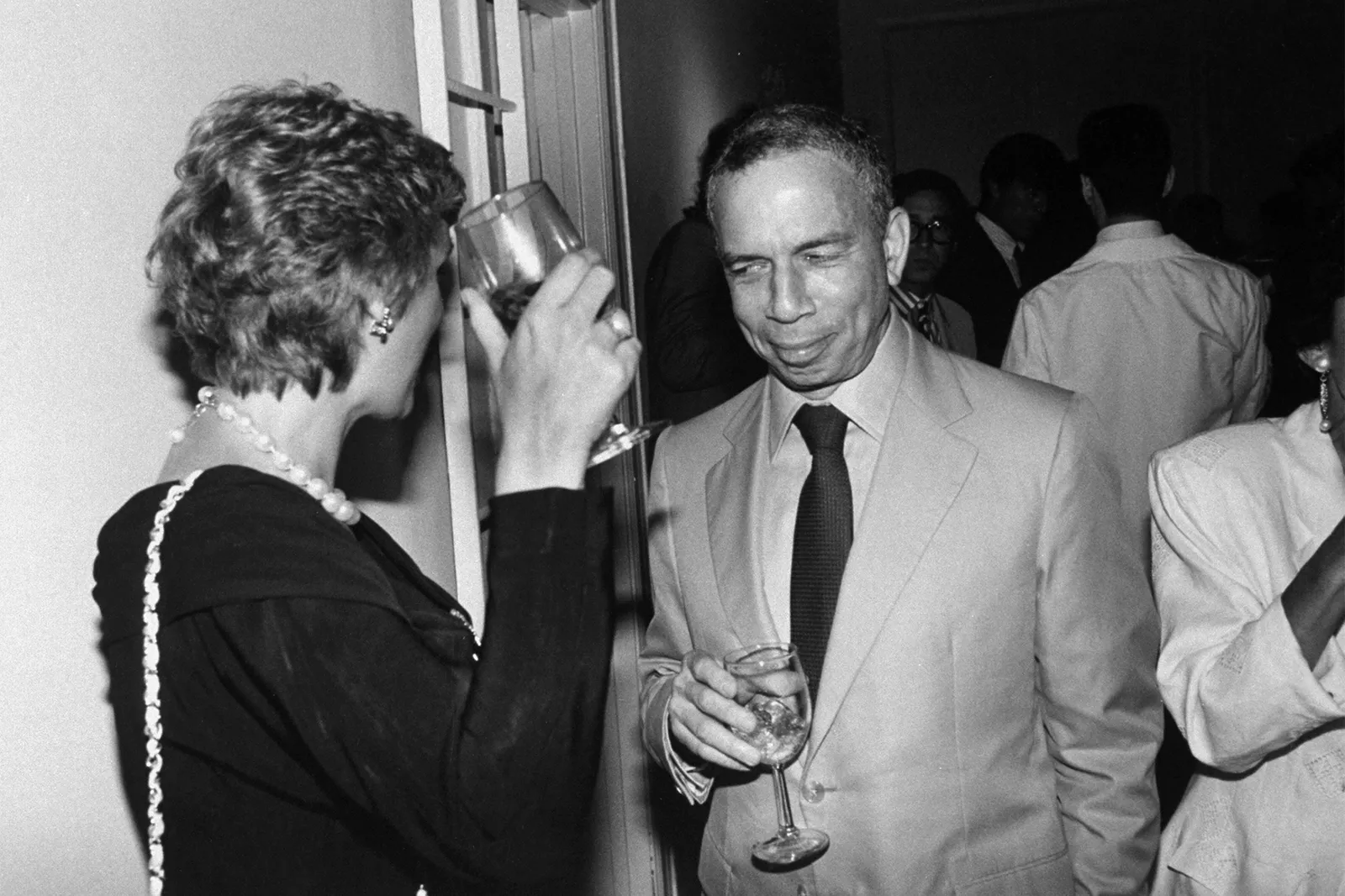 L'image peut contenir SI Newhouse Marc Aryan Vêtements Tenue de soirée Costume Verre Personne adulte Visage Tête et alcool