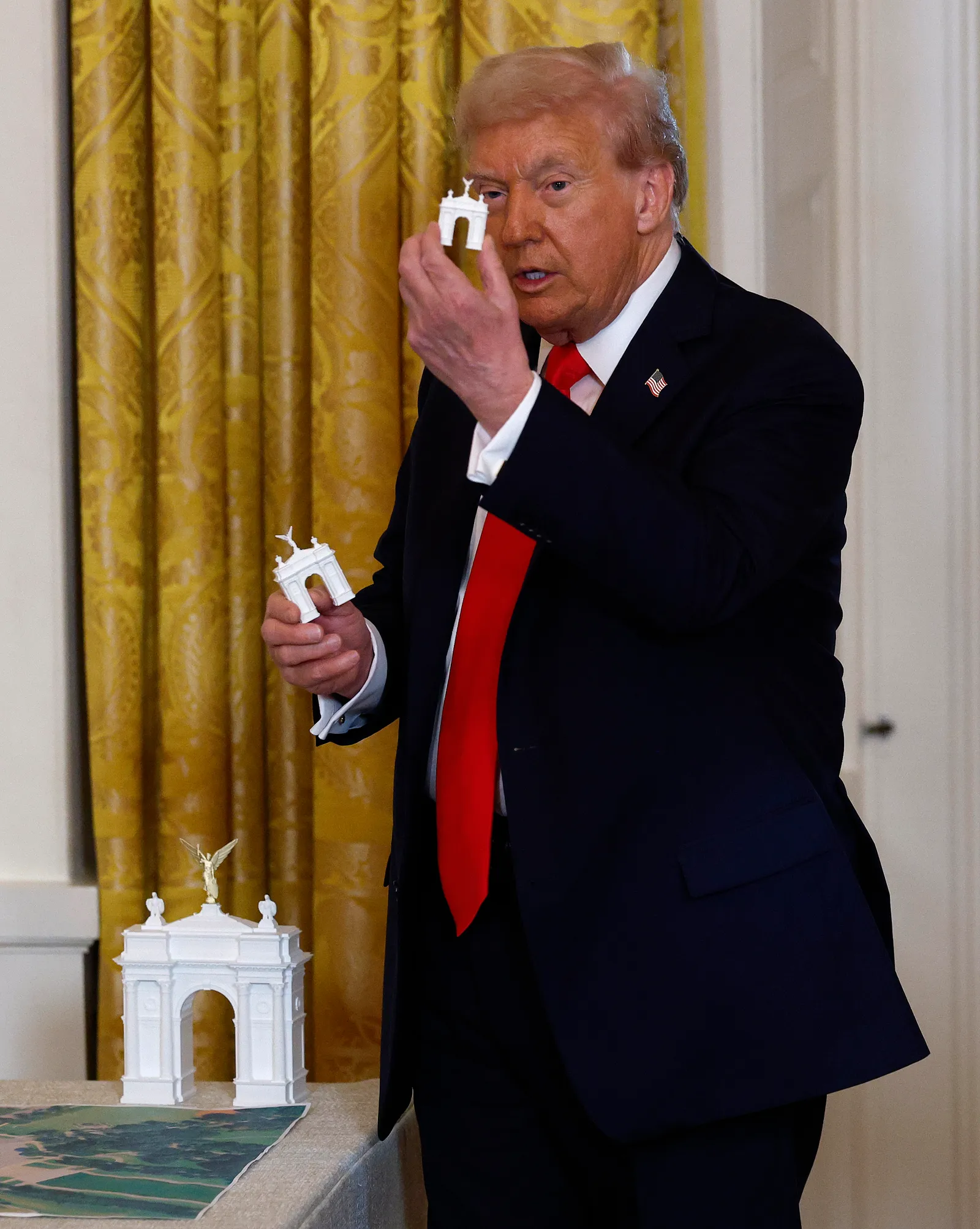 L'image peut contenir Donald Trump Personnes Personne Adulte Accessoires Tenue de cérémonie Cravate Visage et tête